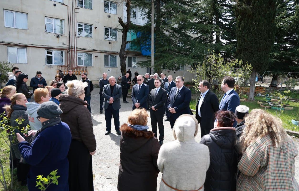 გიორგი ჯინჭარაძემ კახეთში მცხოვრებ დევნილებს სააღდგომო ნობათები გადასცა