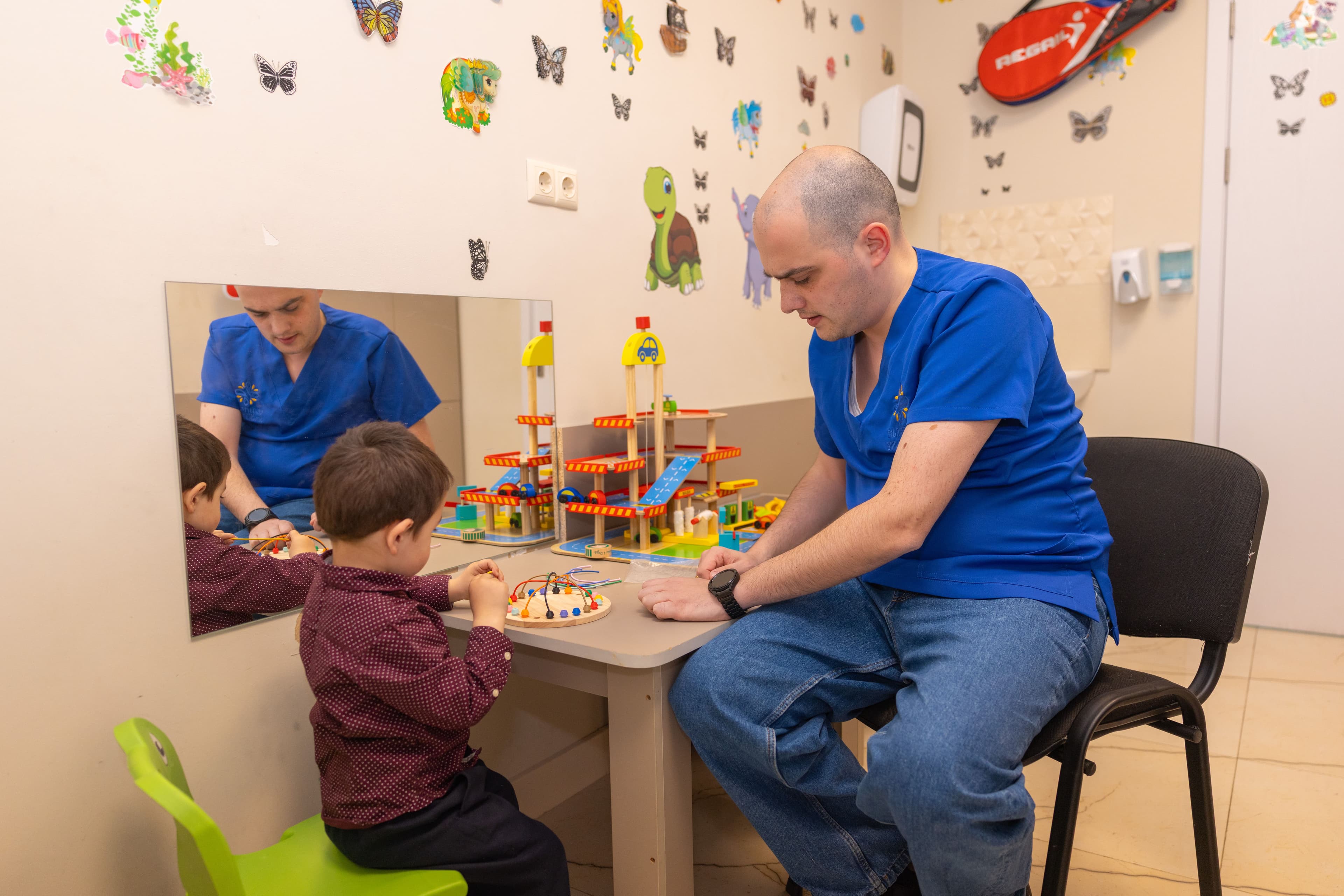 <p style="text-align: justify">2 აპრილი აუტიზმის ცნობადობის ამაღლების მსოფლიო დღეა. აჭარის ჯანმრთელობისა და სოციალური დაცვის მინისტრი ნინო ნიჟარაძე აუტიზმის სპექტრის დარღვევების მქონე ბავშვებისთვის არსებულ სახელმწიფო სერვისების მიმდინარეობას გაეცნო.</p><p style="text-align: justify">სარეაბილიტაციო ცენტრში მინისტრთან ერთად იმყოფებოდა აჭარის მთავრობის თავმჯდომარის მეუღლე თამარ ნარიმანიძე და აჭარის საზოგადოებრივი ჯანდაცვის ცენტრის ხელმძღვანელი რუსუდან შავიშვილი.</p><p style="text-align: justify">ვიზიტის ფარგლებში შეხვედრა გაიმართა სამედიცინო პერსონალთან და მშობლებთან.</p><p style="text-align: justify">აღსანიშნავია, რომ აჭარის მთავრობის მხარდაჭერით, მიმდინარე წელს სამინისტრომ 45%-ით გაზარდა აუტიზმის სპექტრის დარღვევების მქონე ბავშვთა რეაბილიტაციის დაფინანსება და დაამატა სხვადასხვა თერაპიული კურსი.</p><p style="text-align: justify">აჭარის საზოგადოებრივი ჯანდაცვის ცენტრი პარალელურად ახორციელებს აუტიზმის ადრეულ დიაგნოსტიკას 2-დან 7 წლის ასაკის ბავშვებში. საჭიროების შემთხვევაში ტარდება ADOS ტესტი, რაც საერთაშორისო სტანდარტია.</p><p style="text-align: justify">წლის განმავლობაში პროგრამებით 800-მდე ბავშვი სარგებლობს, გამოყოფილია 3 მილიონ ლარზე მეტი.</p>