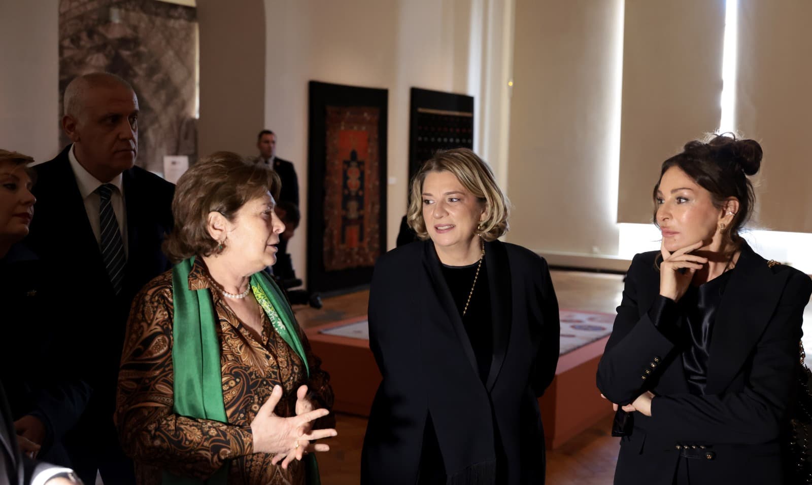 <p style="text-align: justify">სახელმწიფო ვიზიტის ფარგლებში, აზერბაიჯანის პირველი ლედი მეჰრიბან ალიევა საქართველოს ეროვნულ მუზეუმს ეწვია, სადაც მას პირველმა ლედიმ თამარ ბაგრატიონმა, კულტურის მინისტრმა თინათინ რუხაძემ, მისმა მოადგილემ გიორგი მირცხულავამ და მუზეუმის გენერალურმა დირექტორმა დავით ლორთქიფანიძემ უმასპინძლეს.</p><p style="text-align: justify">პრესსამსახურის ინფორმაციით, სტუმრებმა დაათვალიერეს მუზეუმის მუდმივმოქმედი ექსპოზიციები, მათ შორის, "ქვის ხანა საქართველოში“, რომელშიც წარმოდგენილია საქართველოს ტერიტორიაზე აღმოჩენილი უმნიშვნელოვანესი არქეოლოგიური მასალა.</p><p style="text-align: justify">ასევე, დაათვალიერეს საგამოფენო სივრცე „არქეოლოგიური საგანძური“, სადაც წარმოდგენილია საქართველოს ტერიტორიაზე აღმოჩენილი უნიკალური საიუველირო ნაკეთობები, რომლებიც &nbsp;ძვ. წ. III ათასწლეულიდან ახ. წ. IV საუკუნემდე თარიღდება. გამოფენა ნათლად წარმოაჩენს ქვეყნის უძველეს კულტურულ ტრადიციებს.</p><p style="text-align: justify">მეჰრიბან ალიევამ საქართველოს ეროვნულ მუზეუმს „აზერხალიჩის“ წარმოების ხუთი უნიკალური ხალიჩა გადასცა, რომლებიც ტრადიციული წესით, შალისა და აბრეშუმის ძაფებით ხელით არის ნაქსოვი.</p>