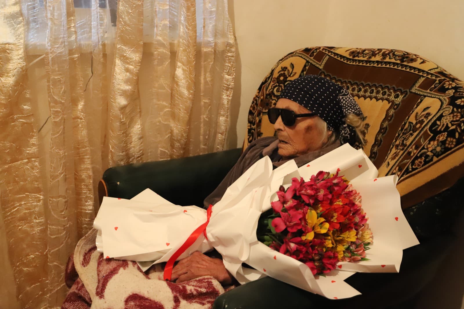 <p style="text-align: justify">თერჯოლის მუნიციპალიტეტის მერმა მანუჩარ რობაქიძემ, საკრებულოს თავმჯდომარე სოსო ჩაფიჩაძესთან და ადგილობრივი თვითმმართველობის წარმომადგენლებთან ერთად, სოფელ ახალთერჯოლაში მცხოვრებ ეკატერინე არაბიძეს 103-ე დაბადების დღე მიულოცა.</p><p style="text-align: justify">მერმა იუბილარს ჯანმრთელობა და დღეგრძელობა უსურვა. მანუჩარ რობაქიძის განცხადებით, ხანდაზმულ ადამიანებზე ზრუნვა და მათი დაფასება მუნიციპალიტეტისთვის ერთ-ერთ მნიშვნელოვან მიმართულებას წარმოადგენს.</p><p style="text-align: justify">103 წლის შესრულებასთან დაკავშირებით, მუნიციპალიტეტის მერიისგან ეკატერინე არაბიძეს ფულადი დახმარების სახით 1000 ლარი გადაეცემა.</p>