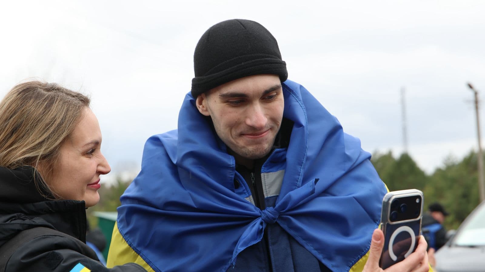 <p style="text-align: justify">უკრაინამ და რუსეთმა აღდგომის წინა დღეს სამხედრო ტყვეები გაცვალეს, სახლებში 175 დამცველი და 7 მშვიდობიანი მოქალაქე დაბრუნდა.</p><p style="text-align: justify">"ჩვენი ჯარისკაცები სახლში ბრუნდებიან. 175 ჯარისკაცი. შეიარაღებული ძალების, ეროვნული გვარდიის, სასაზღვრო დაცვის თანამშრომლები. რიგითები, სერჟანტები და ოფიცრები და შვიდი მშვიდობიანი მოქალაქე“, - განაცხადა უკრაინის პრეზიდენტმა ვოლოდიმირ ზელენსკიმ.</p><p style="text-align: justify">მისი თქმით, ტყვეობიდან დაბრუნებული ჯარისკაცები უკრაინას სხვადასხვა რაიონში იცავდნენ: მარიუპოლში, ჩერნობილის ატომურ ელექტროსადგურზე, დონეცკის, ლუგანსკის, ხარკოვის, ხერსონის, ზაპოროჟიეს, სუმის, კიევისა და კურსკის რაიონებში.</p><p style="text-align: justify">მათ შორის არიან დაჭრილები. უმეტესობა 2022 წლიდან ტყვეობაში იმყოფებოდა.</p><p style="text-align: justify">"მადლობა ყველა იმ დანაყოფს, რომელიც ავსებს ჩვენს გაცვლით ფონდს და ამით ჩვენს ხალხს დაბრუნებასთან აახლოებს. რუსული ტყვეობიდან ყველას დაბრუნება ჩვენთვის უმნიშვნელოვანესია. მადლობა მთელ მსოფლიოში ყველას, ვინც ამაში გვეხმარება“, - განაცხადა პრეზიდენტმა.</p><p style="text-align: justify">საკოორდინაციო შტაბმა აღნიშნა, რომ გათავისუფლებული ყველაზე ახალგაზრდა 22 წლისა, ყველაზე უფროსი - 63 წლის.</p><p style="text-align: justify">დღეს სამშობლოში ასევე შვიდი უკრაინელი მშვიდობიანი მოქალაქე დაბრუნდა, რომლებიც რუსეთის საოკუპაციო ძალებმა 2022 წელს დაატყვევეს.</p><div class="iframe-wrapper"><iframe src="https://www.facebook.com/plugins/video.php?height=314&amp;href=https%3A%2F%2Fwww.facebook.com%2Freel%2F981357450985761%2F&amp;show_text=false&amp;width=560&amp;t=0" frameborder="0" allowfullscreen="true" width="560" height="314" title="Embedded content" allow="autoplay; clipboard-write; encrypted-media; picture-in-picture; web-share" scrolling="no" style="border:none;overflow:hidden"></iframe></div>