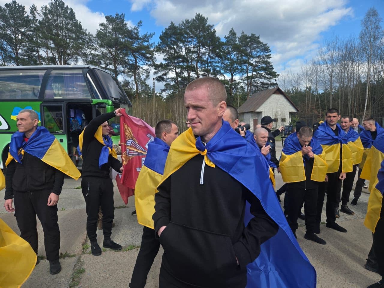 <p style="text-align: justify">რუსეთის ტყვეობიდან უკრაინაში კიდევ 193 ჯარისკაცი დაბრუნდა.</p><p style="text-align: justify">"ტყვეების გაცვლის ფარგლებში, 193 უკრაინელი ჯარისკაცი ბრუნდება სახლში. შეიარაღებული ძალების, ეროვნული გვარდიის, სახელმწიფო სასაზღვრო სამსახურის, ეროვნული პოლიციის და სახელმწიფო სპეციალური სატრანსპორტო სამსახურის სამხედრო მოსამსახურეები. ისინი იცავდნენ უკრაინას. მათ შორის არიან ისეთებიც, რომელთა წინააღმდეგაც რუსეთმა სისხლის სამართლის საქმეები აღძრა და ზოგიერთი მათგანი დაჭრილია“, – განაცხადა უკრაინის პრეზიდენტმა ვოლოდიმირ ზელენსკიმ.</p><p style="text-align: justify">ზელენსკიმ მადლობა გადაუხადა მათ, ვინც გაცვლაში მონაწილეობს და განსაკუთრებით ჯარისკაცებს, რომლებიც გაცვლით ფონდს ავსებენ.</p><p style="text-align: justify">"ჩვენ გვახსოვს თითოეული ადამიანი და ყოველდღიურად ვაგრძელებთ მუშაობას, რათა ჩვენი ხალხი რუსული ტყვეობიდან სამშობლოში დავაბრუნოთ“, - განაცხადა ზელენსკიმ.</p><p style="text-align: justify">"2000 წელს დაბადებული ბევრი ახალგაზრდა უკრაინელი მეომარი, ჯარისკაცი და ოფიცერი, რომლებიც ჩვენს ქვეყანას ყველა ფრონტზე იცავდნენ, თავისუფალია, ზოგი დაჭრილია. გათავისუფლებულთაგან ზოგიერთი უკანონო პატიმრობაში ჩეჩნეთში იმყოფებოდა“, - განაცხადა უკრაინის პრეზიდენტის ადმინისტრაციის უფროსმა კირილ ბუდანოვმა.</p><p style="text-align: justify">ბუდანოვმა ასევე ორ გათავისუფლებულ უკრაინელ ჯარისკაცს დაბადების დღე მიულოცა.</p><p style="text-align: justify">11 აპრილს, აღდგომის წინა დღეს, უკრაინაში 175 უკრაინელი სამხედრო მოსამსახურე და 7 მშვიდობიანი მოქალაქე დაბრუნდა.</p>