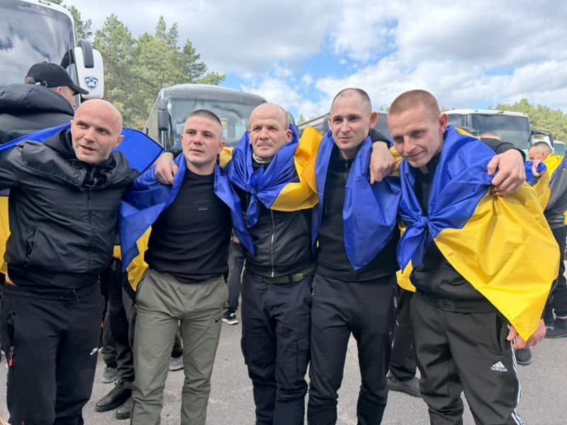 <p style="text-align: justify">რუსეთის ტყვეობიდან უკრაინაში კიდევ 193 ჯარისკაცი დაბრუნდა.</p><p style="text-align: justify">"ტყვეების გაცვლის ფარგლებში, 193 უკრაინელი ჯარისკაცი ბრუნდება სახლში. შეიარაღებული ძალების, ეროვნული გვარდიის, სახელმწიფო სასაზღვრო სამსახურის, ეროვნული პოლიციის და სახელმწიფო სპეციალური სატრანსპორტო სამსახურის სამხედრო მოსამსახურეები. ისინი იცავდნენ უკრაინას. მათ შორის არიან ისეთებიც, რომელთა წინააღმდეგაც რუსეთმა სისხლის სამართლის საქმეები აღძრა და ზოგიერთი მათგანი დაჭრილია“, – განაცხადა უკრაინის პრეზიდენტმა ვოლოდიმირ ზელენსკიმ.</p><p style="text-align: justify">ზელენსკიმ მადლობა გადაუხადა მათ, ვინც გაცვლაში მონაწილეობს და განსაკუთრებით ჯარისკაცებს, რომლებიც გაცვლით ფონდს ავსებენ.</p><p style="text-align: justify">"ჩვენ გვახსოვს თითოეული ადამიანი და ყოველდღიურად ვაგრძელებთ მუშაობას, რათა ჩვენი ხალხი რუსული ტყვეობიდან სამშობლოში დავაბრუნოთ“, - განაცხადა ზელენსკიმ.</p><p style="text-align: justify">"2000 წელს დაბადებული ბევრი ახალგაზრდა უკრაინელი მეომარი, ჯარისკაცი და ოფიცერი, რომლებიც ჩვენს ქვეყანას ყველა ფრონტზე იცავდნენ, თავისუფალია, ზოგი დაჭრილია. გათავისუფლებულთაგან ზოგიერთი უკანონო პატიმრობაში ჩეჩნეთში იმყოფებოდა“, - განაცხადა უკრაინის პრეზიდენტის ადმინისტრაციის უფროსმა კირილ ბუდანოვმა.</p><p style="text-align: justify">ბუდანოვმა ასევე ორ გათავისუფლებულ უკრაინელ ჯარისკაცს დაბადების დღე მიულოცა.</p><p style="text-align: justify">11 აპრილს, აღდგომის წინა დღეს, უკრაინაში 175 უკრაინელი სამხედრო მოსამსახურე და 7 მშვიდობიანი მოქალაქე დაბრუნდა.</p>