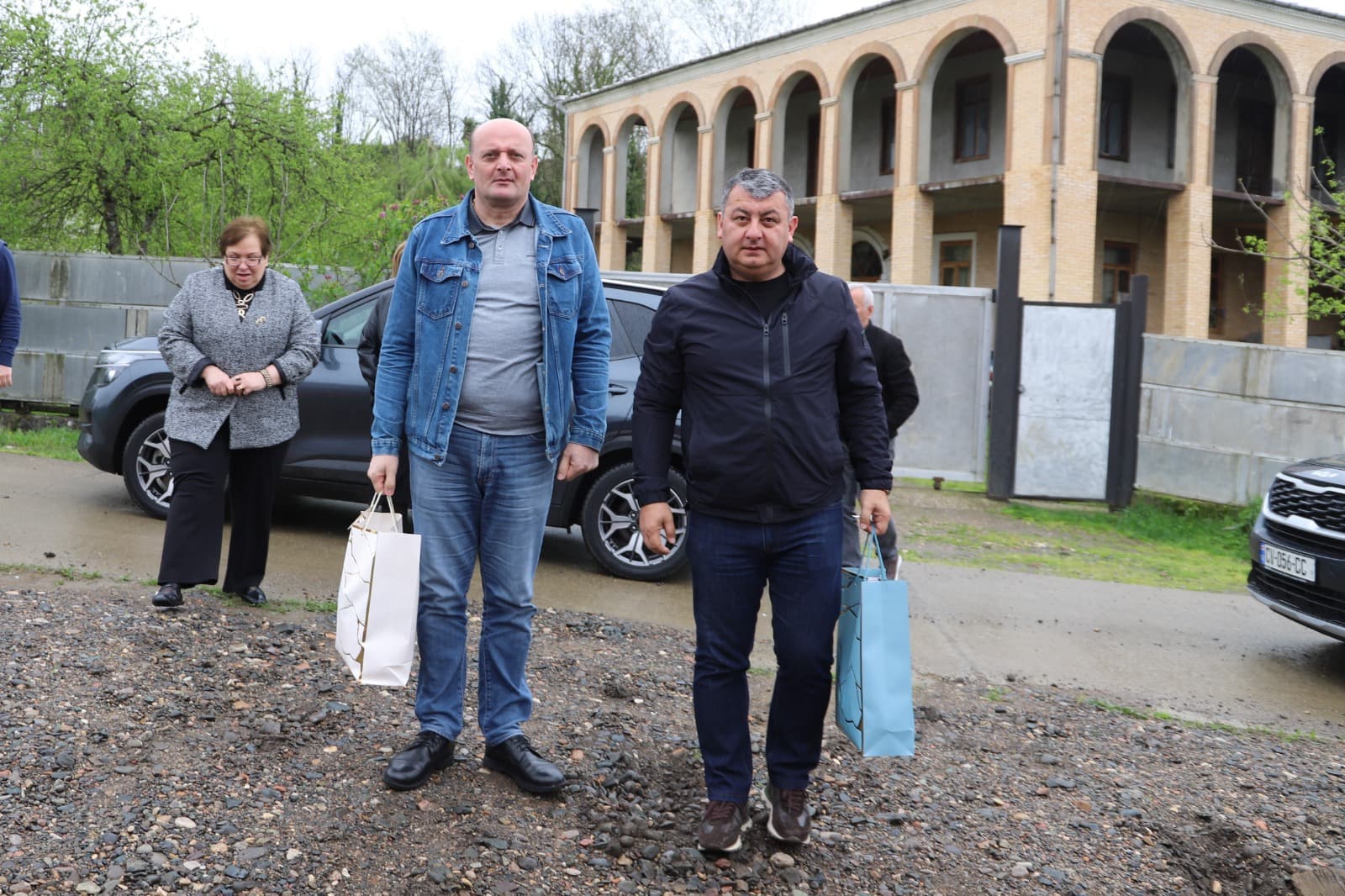 <p style="text-align: justify">თერჯოლის მუნიციპალიტეტის მერმა აღდგომის ბრწყინვალე დღესასწაულთან დაკავშირებით, 70 წელს გადაცილებულ მარტოხელა მოხუცებს სასურსათო ნობათი გადასცა.</p><p style="text-align: justify">მანუჩარ რობაქიძემ, ბენეფიციარები საკრებულოს თავმჯდომარე სოსო ჩაფიჩაძესთან, მაჟორიტარ &nbsp;დეპუტატებთან და მერიის სოციალური სამსახურის უფროსთან ერთად მოინახულა.</p><p style="text-align: justify">მიმდინარე კვირაში სააღდგომო ნობათი თერჯოლის მუნიციპალიტეტის მასშტაბით, 100-ზე მეტ &nbsp;მარტოხელა მოხუცს გადაეცემა.</p>