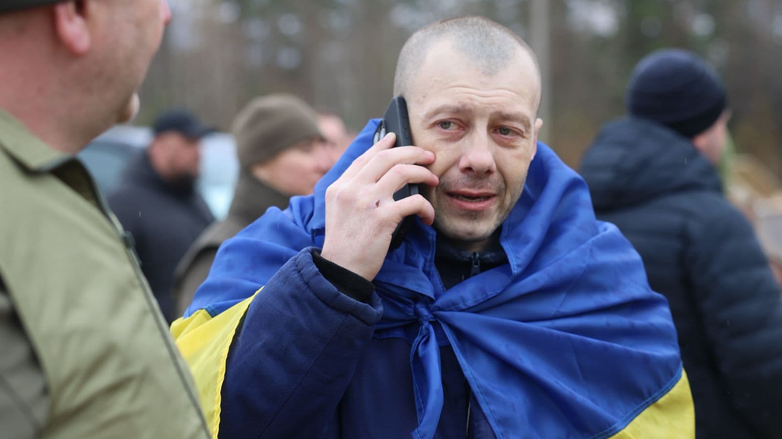 <p style="text-align: justify">უკრაინამ და რუსეთმა აღდგომის წინა დღეს სამხედრო ტყვეები გაცვალეს, სახლებში 175 დამცველი და 7 მშვიდობიანი მოქალაქე დაბრუნდა.</p><p style="text-align: justify">"ჩვენი ჯარისკაცები სახლში ბრუნდებიან. 175 ჯარისკაცი. შეიარაღებული ძალების, ეროვნული გვარდიის, სასაზღვრო დაცვის თანამშრომლები. რიგითები, სერჟანტები და ოფიცრები და შვიდი მშვიდობიანი მოქალაქე“, - განაცხადა უკრაინის პრეზიდენტმა ვოლოდიმირ ზელენსკიმ.</p><p style="text-align: justify">მისი თქმით, ტყვეობიდან დაბრუნებული ჯარისკაცები უკრაინას სხვადასხვა რაიონში იცავდნენ: მარიუპოლში, ჩერნობილის ატომურ ელექტროსადგურზე, დონეცკის, ლუგანსკის, ხარკოვის, ხერსონის, ზაპოროჟიეს, სუმის, კიევისა და კურსკის რაიონებში.</p><p style="text-align: justify">მათ შორის არიან დაჭრილები. უმეტესობა 2022 წლიდან ტყვეობაში იმყოფებოდა.</p><p style="text-align: justify">"მადლობა ყველა იმ დანაყოფს, რომელიც ავსებს ჩვენს გაცვლით ფონდს და ამით ჩვენს ხალხს დაბრუნებასთან აახლოებს. რუსული ტყვეობიდან ყველას დაბრუნება ჩვენთვის უმნიშვნელოვანესია. მადლობა მთელ მსოფლიოში ყველას, ვინც ამაში გვეხმარება“, - განაცხადა პრეზიდენტმა.</p><p style="text-align: justify">საკოორდინაციო შტაბმა აღნიშნა, რომ გათავისუფლებული ყველაზე ახალგაზრდა 22 წლისა, ყველაზე უფროსი - 63 წლის.</p><p style="text-align: justify">დღეს სამშობლოში ასევე შვიდი უკრაინელი მშვიდობიანი მოქალაქე დაბრუნდა, რომლებიც რუსეთის საოკუპაციო ძალებმა 2022 წელს დაატყვევეს.</p><div class="iframe-wrapper"><iframe src="https://www.facebook.com/plugins/video.php?height=314&amp;href=https%3A%2F%2Fwww.facebook.com%2Freel%2F981357450985761%2F&amp;show_text=false&amp;width=560&amp;t=0" frameborder="0" allowfullscreen="true" width="560" height="314" title="Embedded content" allow="autoplay; clipboard-write; encrypted-media; picture-in-picture; web-share" scrolling="no" style="border:none;overflow:hidden"></iframe></div>