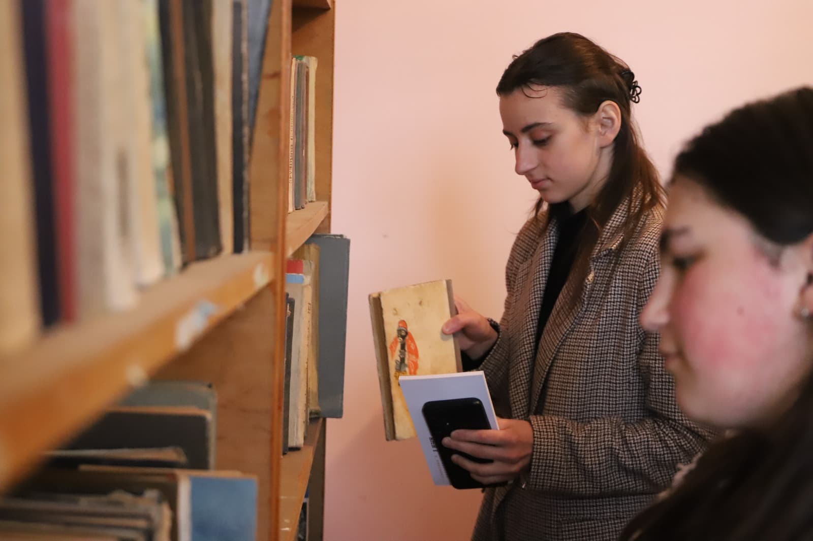 <p style="text-align: justify">თერჯოლის მუნიციპალიტეტის მერმა ბიბლიოთეკებს და მათ მკითხველებს წიგნის ჩუქების დღე მიულოცა.</p><p style="text-align: justify">ამ დღესთან დაკავშირებით მანუჩარ რობაქიძემ, საკრებულოს თავმჯდომარე სოსო ჩაფიჩაძესთან ერთად წიგნები გადასცა საჩუქრად სოფელ გოგნის ახლად გახსნილ ბიბლიოთეკას, რომელიც რამდენიმეწლიანი პაუზის შემდეგ&nbsp;ადგა და მოსახლეობის მოთხოვნის საფუძველზე მარტიდან &nbsp;ფუნქციონირებს.</p><p style="text-align: justify">ხელმძღვანელი &nbsp;პირები &nbsp;დღესვე ქ. თერჯოლის საჯარო &nbsp;და&nbsp;საბავშვო ბიბლიოთეკას, ჭოგნარის, სიქთარვის და ქვ. სიმონეთის ბიბლიოთეკებს ეწვივნენ, წიგნები გადასცეს საჩუქრად და წარმატებები უსურვეს.&nbsp;</p><p style="text-align: justify">თერჯოლის მერის თქმით, &nbsp;ბიბლიოთეკების არსებობა, წიგნადი ფონდი, ახალგაზრდების განათლებაზე ზრუნვა და ხელშეწყობა, მუნიციპალიტეტისთვის ერთ-ერთი პრიორიტეტია, ბოლო წლებში &nbsp;საბიბლიოთეკო საქმიანობა &nbsp;4 სოფელში განახლდა და მომავალში განსაკუთრებული ყურადღება მიექცევა მათ ფუნქციონირება-განვითარებას.</p><p style="text-align: justify">საგანმანათლებლო ღონისძიება, მერიის განათლების, კულტურის, სპორტის და ახალგაზრდულ საქმეთა სამსახურის და ა(ა)იპ თერჯოლის სახელოვნებო განათლების, კულტურისა და ტურიზმის მუნიციპალური ცენტრის ორგანიზებით გაიმართა.</p><p style="text-align: justify">23 აპრილი წიგნის ჩუქების საერთაშორისო დღე, საქართველოში &nbsp;2019 წელს &nbsp;დაწესდა და მისი მიზანია წიგნის პოპულარიზაცია და მომავალი თაობისათვის წიგნის სიყვარულის გაზრდა-დანერგვა. თერჯოლის მუნიციპალიტეტის მერია &nbsp;ამ დღესთან დაკავშირებულ აქტივობებს, უკვე მესამე წელია, უერთდება.</p>