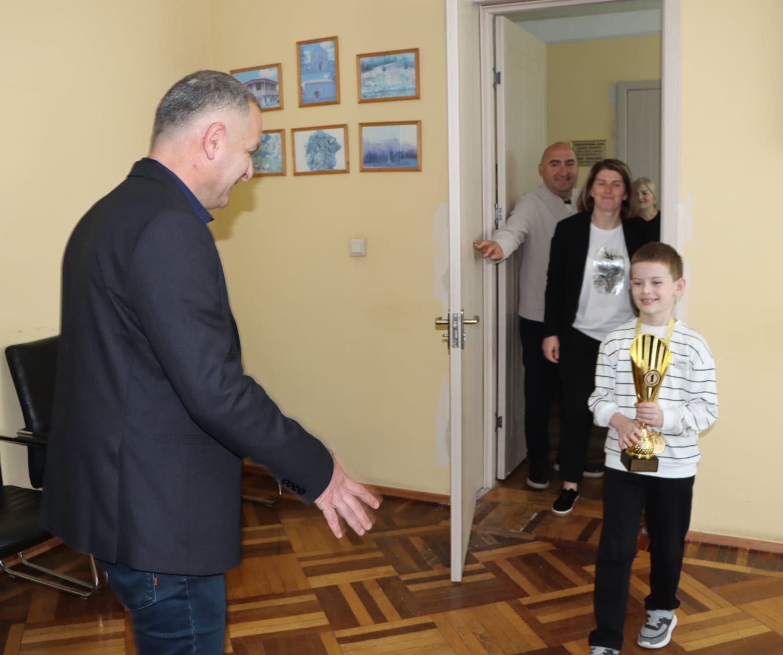 <p style="text-align: justify">წალენჯიხის მუნიციპალიტეტის მერმა გუბა საჯაიამ საქართველოს ჩემპიონს ჭადრაკში ანდრია სარიას მიღწეული წარმატება მიულოცა, ფულადი ჯილდო და სიმბოლური საჩუქარი გადასცა.</p><p style="text-align: justify">ანდრია ბათუმში საქართველოს ჭადრაკის ფედერაციის მიერ ორგანიზებული უმაღლესი ლიგის ჩემპიონატში 8 წლამდე ასაკის ჭაბუკთა შორის მონაწილეობდა, სადაც მან მორიგ დიდ წარმატებას მიაღწია.</p><p style="text-align: justify">წალენჯიხელი ანდრია სარია &nbsp;ა(ა)იპ წალენჯიხის სასპორტო ცენტრთან არსებული ჟორა მზარელუას სახელობის წალენჯიხის საჭადრაკო სკოლის მოსწავლეა.</p>