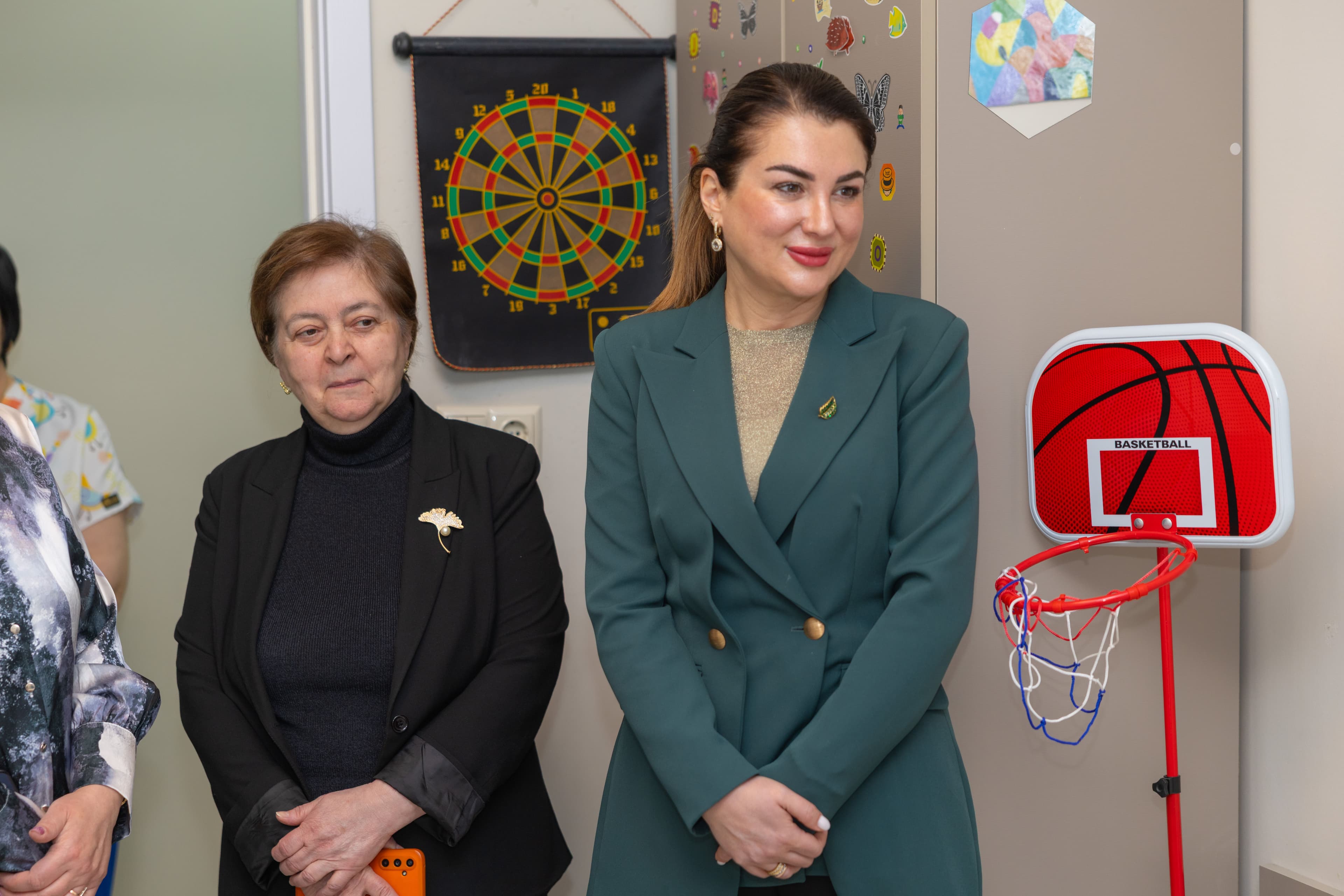 <p style="text-align: justify">2 აპრილი აუტიზმის ცნობადობის ამაღლების მსოფლიო დღეა. აჭარის ჯანმრთელობისა და სოციალური დაცვის მინისტრი ნინო ნიჟარაძე აუტიზმის სპექტრის დარღვევების მქონე ბავშვებისთვის არსებულ სახელმწიფო სერვისების მიმდინარეობას გაეცნო.</p><p style="text-align: justify">სარეაბილიტაციო ცენტრში მინისტრთან ერთად იმყოფებოდა აჭარის მთავრობის თავმჯდომარის მეუღლე თამარ ნარიმანიძე და აჭარის საზოგადოებრივი ჯანდაცვის ცენტრის ხელმძღვანელი რუსუდან შავიშვილი.</p><p style="text-align: justify">ვიზიტის ფარგლებში შეხვედრა გაიმართა სამედიცინო პერსონალთან და მშობლებთან.</p><p style="text-align: justify">აღსანიშნავია, რომ აჭარის მთავრობის მხარდაჭერით, მიმდინარე წელს სამინისტრომ 45%-ით გაზარდა აუტიზმის სპექტრის დარღვევების მქონე ბავშვთა რეაბილიტაციის დაფინანსება და დაამატა სხვადასხვა თერაპიული კურსი.</p><p style="text-align: justify">აჭარის საზოგადოებრივი ჯანდაცვის ცენტრი პარალელურად ახორციელებს აუტიზმის ადრეულ დიაგნოსტიკას 2-დან 7 წლის ასაკის ბავშვებში. საჭიროების შემთხვევაში ტარდება ADOS ტესტი, რაც საერთაშორისო სტანდარტია.</p><p style="text-align: justify">წლის განმავლობაში პროგრამებით 800-მდე ბავშვი სარგებლობს, გამოყოფილია 3 მილიონ ლარზე მეტი.</p>