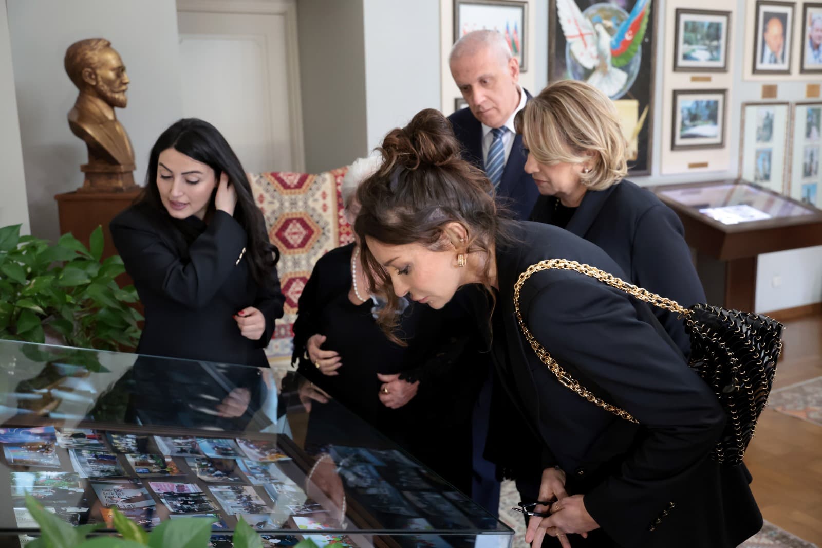 <p style="text-align: justify">აზერბაიჯანის რესპუბლიკის პირველი ლედი მეჰრიბან ალიევა მირზა-ფათალი ახუნდოვის სახელობის აზერბაიჯანული კულტურის მუზეუმს ეწვია.</p><p style="text-align: justify">პრესსამსახურის ინფორმაციით, მეჰრიბან ალიევასთან ერთად მუზეუმში პირველი ლედი თამარ ბაგრატიონი, კულტურის მინისტრი თინათინ რუხაძე, მისი მოადგილე გიორგი მირცხულავა და მირზა-ფათალი ახუნდოვის სახელობის აზერბაიჯანული კულტურის მუზეუმის დირექტორი ლეილა ალიევა იმყოფებოდნენ.</p><p style="text-align: justify">სტუმრები მუზეუმის ისტორიას გაეცნენ. ასევე დაათვალიერეს საექსპოზიციო სივრცე და ახუნდოვის კულტურის ცენტრი, სადაც შეხვედრები, გამოფენები და სხვადასხვა კულტურული ღონისძიებები ტარდება.</p><p style="text-align: justify">მუზეუმი 1982 წელს დიდი აზერბაიჯანელი დრამატურგის, საზოგადო მოღვაწისა და მწერლის 170-ე წლისთავთან დაკავშირებით გაიხსნა სწორედ იმ შენობაში, რომელშიც მირზა ახუნდოვი ცხოვრობდა. მირზა ახუნდოვის მოღვაწეობა მჭიდროდაა დაკავშირებული საქართველოსთან, ხოლო მისი მუზეუმი წარმოადგენს კულტურულ ხიდს საქართველოსა და აზერბაიჯანს შორის.</p>