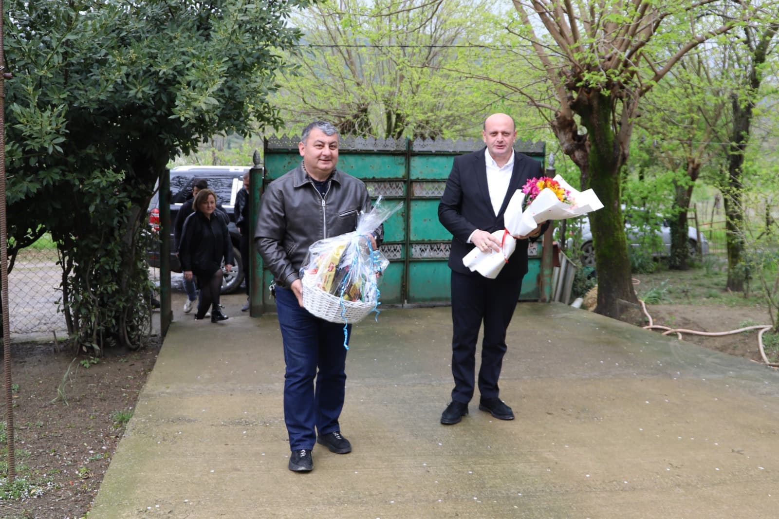 <p style="text-align: justify">თერჯოლის მუნიციპალიტეტის მერმა მანუჩარ რობაქიძემ, საკრებულოს თავმჯდომარე სოსო ჩაფიჩაძესთან და ადგილობრივი თვითმმართველობის წარმომადგენლებთან ერთად, სოფელ ახალთერჯოლაში მცხოვრებ ეკატერინე არაბიძეს 103-ე დაბადების დღე მიულოცა.</p><p style="text-align: justify">მერმა იუბილარს ჯანმრთელობა და დღეგრძელობა უსურვა. მანუჩარ რობაქიძის განცხადებით, ხანდაზმულ ადამიანებზე ზრუნვა და მათი დაფასება მუნიციპალიტეტისთვის ერთ-ერთ მნიშვნელოვან მიმართულებას წარმოადგენს.</p><p style="text-align: justify">103 წლის შესრულებასთან დაკავშირებით, მუნიციპალიტეტის მერიისგან ეკატერინე არაბიძეს ფულადი დახმარების სახით 1000 ლარი გადაეცემა.</p>