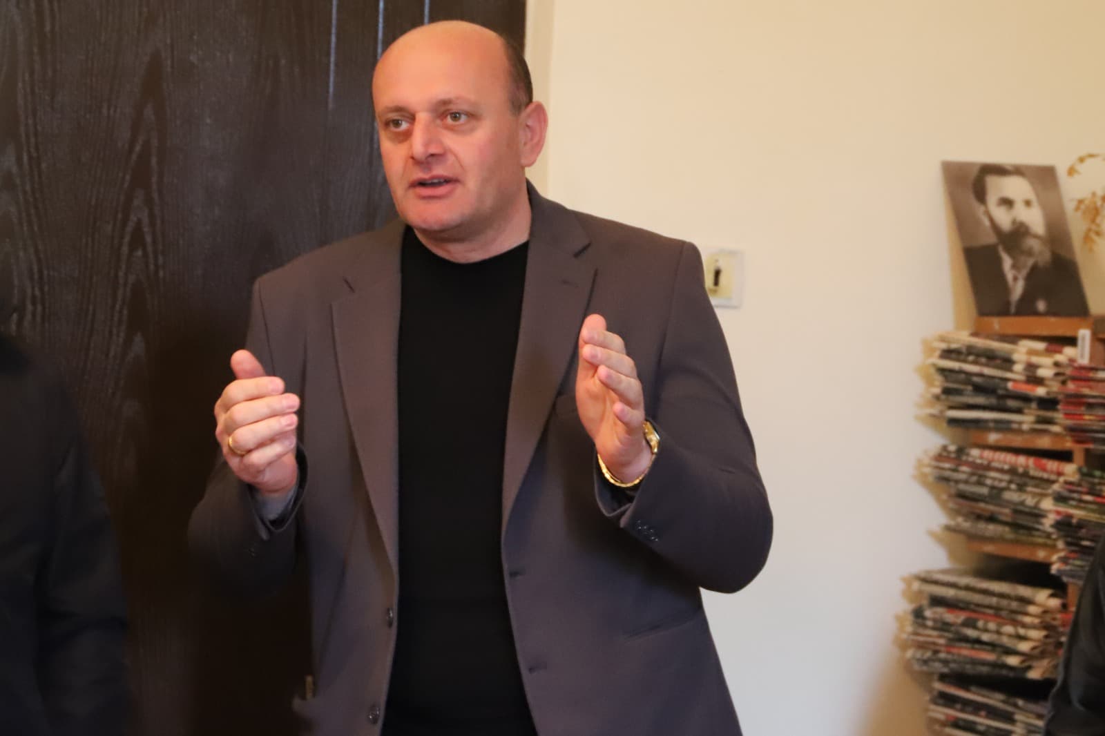 <p style="text-align: justify">თერჯოლის მუნიციპალიტეტის მერმა ბიბლიოთეკებს და მათ მკითხველებს წიგნის ჩუქების დღე მიულოცა.</p><p style="text-align: justify">ამ დღესთან დაკავშირებით მანუჩარ რობაქიძემ, საკრებულოს თავმჯდომარე სოსო ჩაფიჩაძესთან ერთად წიგნები გადასცა საჩუქრად სოფელ გოგნის ახლად გახსნილ ბიბლიოთეკას, რომელიც რამდენიმეწლიანი პაუზის შემდეგ&nbsp;ადგა და მოსახლეობის მოთხოვნის საფუძველზე მარტიდან &nbsp;ფუნქციონირებს.</p><p style="text-align: justify">ხელმძღვანელი &nbsp;პირები &nbsp;დღესვე ქ. თერჯოლის საჯარო &nbsp;და&nbsp;საბავშვო ბიბლიოთეკას, ჭოგნარის, სიქთარვის და ქვ. სიმონეთის ბიბლიოთეკებს ეწვივნენ, წიგნები გადასცეს საჩუქრად და წარმატებები უსურვეს.&nbsp;</p><p style="text-align: justify">თერჯოლის მერის თქმით, &nbsp;ბიბლიოთეკების არსებობა, წიგნადი ფონდი, ახალგაზრდების განათლებაზე ზრუნვა და ხელშეწყობა, მუნიციპალიტეტისთვის ერთ-ერთი პრიორიტეტია, ბოლო წლებში &nbsp;საბიბლიოთეკო საქმიანობა &nbsp;4 სოფელში განახლდა და მომავალში განსაკუთრებული ყურადღება მიექცევა მათ ფუნქციონირება-განვითარებას.</p><p style="text-align: justify">საგანმანათლებლო ღონისძიება, მერიის განათლების, კულტურის, სპორტის და ახალგაზრდულ საქმეთა სამსახურის და ა(ა)იპ თერჯოლის სახელოვნებო განათლების, კულტურისა და ტურიზმის მუნიციპალური ცენტრის ორგანიზებით გაიმართა.</p><p style="text-align: justify">23 აპრილი წიგნის ჩუქების საერთაშორისო დღე, საქართველოში &nbsp;2019 წელს &nbsp;დაწესდა და მისი მიზანია წიგნის პოპულარიზაცია და მომავალი თაობისათვის წიგნის სიყვარულის გაზრდა-დანერგვა. თერჯოლის მუნიციპალიტეტის მერია &nbsp;ამ დღესთან დაკავშირებულ აქტივობებს, უკვე მესამე წელია, უერთდება.</p>