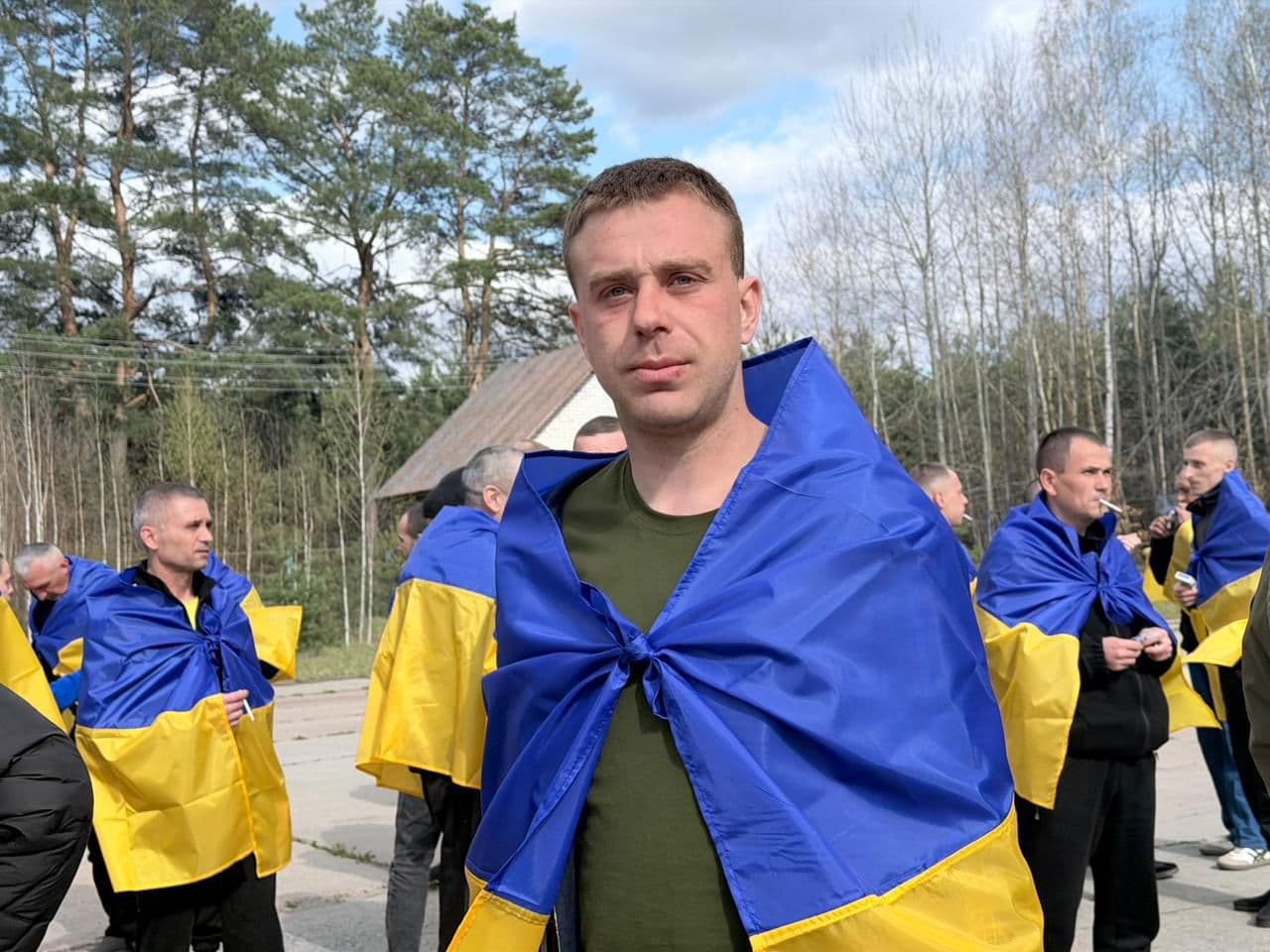 <p style="text-align: justify">რუსეთის ტყვეობიდან უკრაინაში კიდევ 193 ჯარისკაცი დაბრუნდა.</p><p style="text-align: justify">"ტყვეების გაცვლის ფარგლებში, 193 უკრაინელი ჯარისკაცი ბრუნდება სახლში. შეიარაღებული ძალების, ეროვნული გვარდიის, სახელმწიფო სასაზღვრო სამსახურის, ეროვნული პოლიციის და სახელმწიფო სპეციალური სატრანსპორტო სამსახურის სამხედრო მოსამსახურეები. ისინი იცავდნენ უკრაინას. მათ შორის არიან ისეთებიც, რომელთა წინააღმდეგაც რუსეთმა სისხლის სამართლის საქმეები აღძრა და ზოგიერთი მათგანი დაჭრილია“, – განაცხადა უკრაინის პრეზიდენტმა ვოლოდიმირ ზელენსკიმ.</p><p style="text-align: justify">ზელენსკიმ მადლობა გადაუხადა მათ, ვინც გაცვლაში მონაწილეობს და განსაკუთრებით ჯარისკაცებს, რომლებიც გაცვლით ფონდს ავსებენ.</p><p style="text-align: justify">"ჩვენ გვახსოვს თითოეული ადამიანი და ყოველდღიურად ვაგრძელებთ მუშაობას, რათა ჩვენი ხალხი რუსული ტყვეობიდან სამშობლოში დავაბრუნოთ“, - განაცხადა ზელენსკიმ.</p><p style="text-align: justify">"2000 წელს დაბადებული ბევრი ახალგაზრდა უკრაინელი მეომარი, ჯარისკაცი და ოფიცერი, რომლებიც ჩვენს ქვეყანას ყველა ფრონტზე იცავდნენ, თავისუფალია, ზოგი დაჭრილია. გათავისუფლებულთაგან ზოგიერთი უკანონო პატიმრობაში ჩეჩნეთში იმყოფებოდა“, - განაცხადა უკრაინის პრეზიდენტის ადმინისტრაციის უფროსმა კირილ ბუდანოვმა.</p><p style="text-align: justify">ბუდანოვმა ასევე ორ გათავისუფლებულ უკრაინელ ჯარისკაცს დაბადების დღე მიულოცა.</p><p style="text-align: justify">11 აპრილს, აღდგომის წინა დღეს, უკრაინაში 175 უკრაინელი სამხედრო მოსამსახურე და 7 მშვიდობიანი მოქალაქე დაბრუნდა.</p>