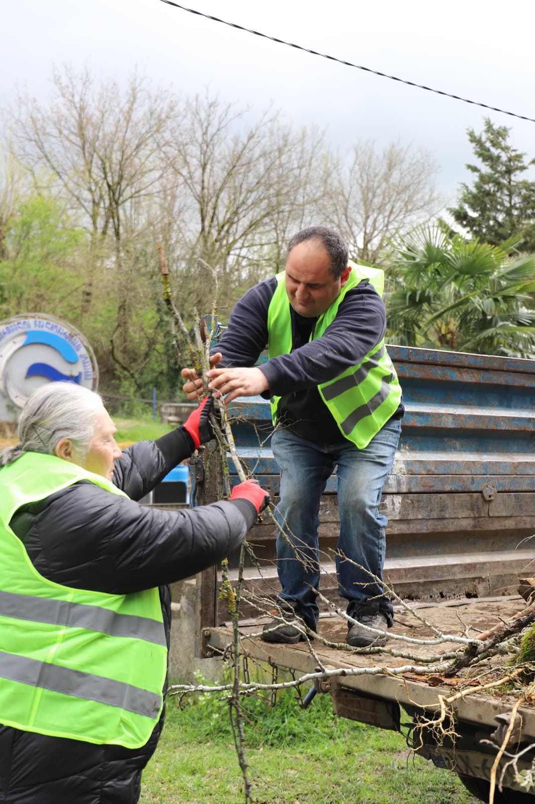 <p style="text-align: justify">აღდგომის ბრწყინვალე დღესასწაულის მოახლოებასთან დაკავშირებით, თერჯოლის მუნიციპალიტეტის მერიის ორგანიზებით, დღეს თერჯოლაში არსებული სასაფლაო და მისი მიმდებარე ტერიტორია დასუფთავდა.</p><p style="text-align: justify">მუნიციპალიტეტის წარმომადგენლებმა სასაფლაოს მიმდებარე ტერიტორია სამშენებლო და საყოფაცხოვრებო ნარჩენებისგან გაწმინდეს.</p><p style="text-align: justify">შეგროვილი ნარჩენები გატანილ იქნა დასუფთავების მუნიციპალური ცენტრის სპეციალური ტექნიკის გამოყენებით.</p><p style="text-align: justify">დღესვე, სასაფლაოსთან მისასვლელი გზა მოწესრიგდა რუფოთში, ჩხარსა და ალისუბანში.</p><p style="text-align: justify">მუნიციპალიტეტის მასშტაბით, სასაფლაოებთან მისასვლელი გზების მოწესრიგება და მიმდებარე ტერიტორიების დასუფთავების აქციები მთელი კვირის მანძილზე გაგრძელდება.</p>