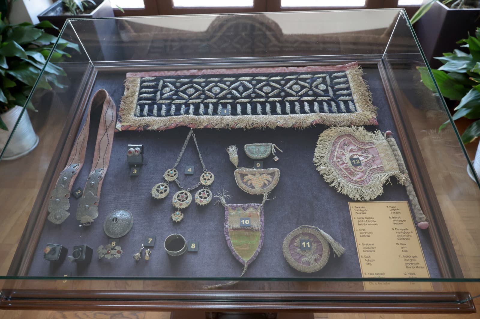 <p style="text-align: justify">აზერბაიჯანის რესპუბლიკის პირველი ლედი მეჰრიბან ალიევა მირზა-ფათალი ახუნდოვის სახელობის აზერბაიჯანული კულტურის მუზეუმს ეწვია.</p><p style="text-align: justify">პრესსამსახურის ინფორმაციით, მეჰრიბან ალიევასთან ერთად მუზეუმში პირველი ლედი თამარ ბაგრატიონი, კულტურის მინისტრი თინათინ რუხაძე, მისი მოადგილე გიორგი მირცხულავა და მირზა-ფათალი ახუნდოვის სახელობის აზერბაიჯანული კულტურის მუზეუმის დირექტორი ლეილა ალიევა იმყოფებოდნენ.</p><p style="text-align: justify">სტუმრები მუზეუმის ისტორიას გაეცნენ. ასევე დაათვალიერეს საექსპოზიციო სივრცე და ახუნდოვის კულტურის ცენტრი, სადაც შეხვედრები, გამოფენები და სხვადასხვა კულტურული ღონისძიებები ტარდება.</p><p style="text-align: justify">მუზეუმი 1982 წელს დიდი აზერბაიჯანელი დრამატურგის, საზოგადო მოღვაწისა და მწერლის 170-ე წლისთავთან დაკავშირებით გაიხსნა სწორედ იმ შენობაში, რომელშიც მირზა ახუნდოვი ცხოვრობდა. მირზა ახუნდოვის მოღვაწეობა მჭიდროდაა დაკავშირებული საქართველოსთან, ხოლო მისი მუზეუმი წარმოადგენს კულტურულ ხიდს საქართველოსა და აზერბაიჯანს შორის.</p>