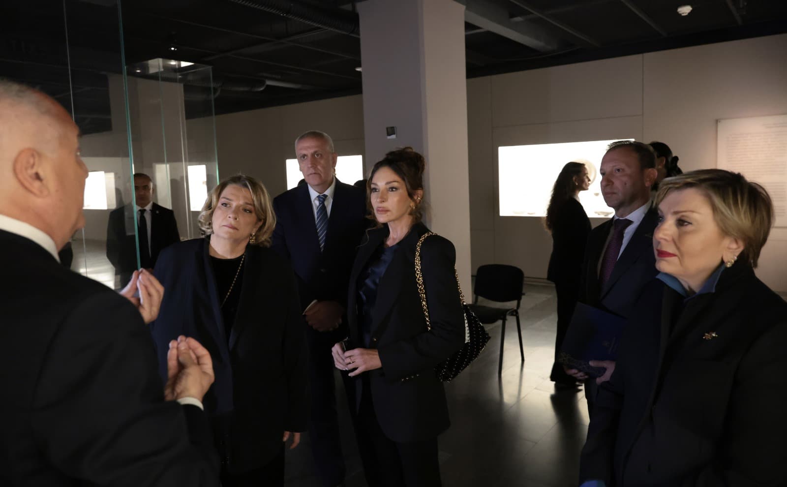 <p style="text-align: justify">სახელმწიფო ვიზიტის ფარგლებში, აზერბაიჯანის პირველი ლედი მეჰრიბან ალიევა საქართველოს ეროვნულ მუზეუმს ეწვია, სადაც მას პირველმა ლედიმ თამარ ბაგრატიონმა, კულტურის მინისტრმა თინათინ რუხაძემ, მისმა მოადგილემ გიორგი მირცხულავამ და მუზეუმის გენერალურმა დირექტორმა დავით ლორთქიფანიძემ უმასპინძლეს.</p><p style="text-align: justify">პრესსამსახურის ინფორმაციით, სტუმრებმა დაათვალიერეს მუზეუმის მუდმივმოქმედი ექსპოზიციები, მათ შორის, "ქვის ხანა საქართველოში“, რომელშიც წარმოდგენილია საქართველოს ტერიტორიაზე აღმოჩენილი უმნიშვნელოვანესი არქეოლოგიური მასალა.</p><p style="text-align: justify">ასევე, დაათვალიერეს საგამოფენო სივრცე „არქეოლოგიური საგანძური“, სადაც წარმოდგენილია საქართველოს ტერიტორიაზე აღმოჩენილი უნიკალური საიუველირო ნაკეთობები, რომლებიც &nbsp;ძვ. წ. III ათასწლეულიდან ახ. წ. IV საუკუნემდე თარიღდება. გამოფენა ნათლად წარმოაჩენს ქვეყნის უძველეს კულტურულ ტრადიციებს.</p><p style="text-align: justify">მეჰრიბან ალიევამ საქართველოს ეროვნულ მუზეუმს „აზერხალიჩის“ წარმოების ხუთი უნიკალური ხალიჩა გადასცა, რომლებიც ტრადიციული წესით, შალისა და აბრეშუმის ძაფებით ხელით არის ნაქსოვი.</p>