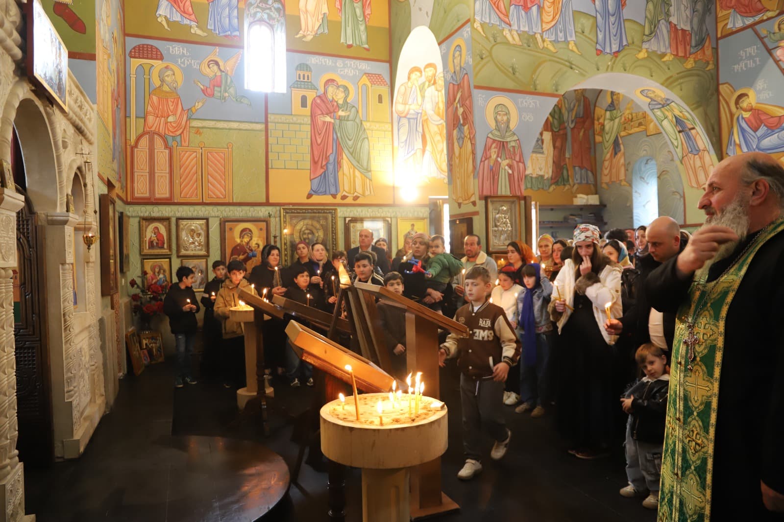 <p style="text-align: justify">თერჯოლის მუნიციპალიტეტის მერი მანუჩარ რობაქიძე, საკრებულოს თავმჯდომარე სოსო ჩაფიჩაძესთან ერთად, საქართველოს კათოლიკოს-პატრიარქის ხსოვნისადმი მიძღვნილ ღონისძიებას დაესწრო.</p><p style="text-align: justify">ღონისძიების ფარგლებში, ღვთისმშობლის ხარების ტაძარში ჩატარდა უწმინდესისა და უნეტარესის ილია II–ის სულის მოსახსენებელი პანაშვიდი; მოეწყო პატრიარქისადმი მიძღვნილი თემატური სტენდი, სადაც გამოფენილი იყო საჯარო სკოლის მოსწავლეთა თვალით დანახული პატრიარქის პორტრეტები, ქართული კალიგრაფიით შესრულებული „გვიყვარხარ პატრიარქო“, ასევე გაიმართა სხვა ღონისძიებები.&nbsp;</p><p style="text-align: justify">ღვთისმშობლის ხარების ტაძრის ეზოში, დაირგო კვიპაროსის და კედარის ნერგები.</p><p style="text-align: justify">ღონისძიებების ფარგლებში მონაწილეები კულტურის სახლის დარბაზში დოკუმენტური ფილმის "პატრიარქის"&nbsp; ჩვენებას დაესწრნენ. &nbsp;</p><p style="text-align: justify">პატრიარქის ხსოვნისადმი მიძღვნილი შემეცნებითი ღონისძიება მერიის განათლების, კულტურის,სპორტის და ახალგაზრდულ საქმეთა სამსახურის ორგანიზებით მოეწყო და მას თერჯოლისა და ტყიბულის მეუფე, მიტროპოლიტი &nbsp;გიორგი შალამბერიძე, მერის მოადგილეები: ზვიად ბაზაძე და მირზა ქოჩიაშვილი დაესწრნენ, ადგილობრივი ხელისუფლების და სასკოლო საზოგადოების &nbsp;წარმომადგენლებთან ერთად.</p>