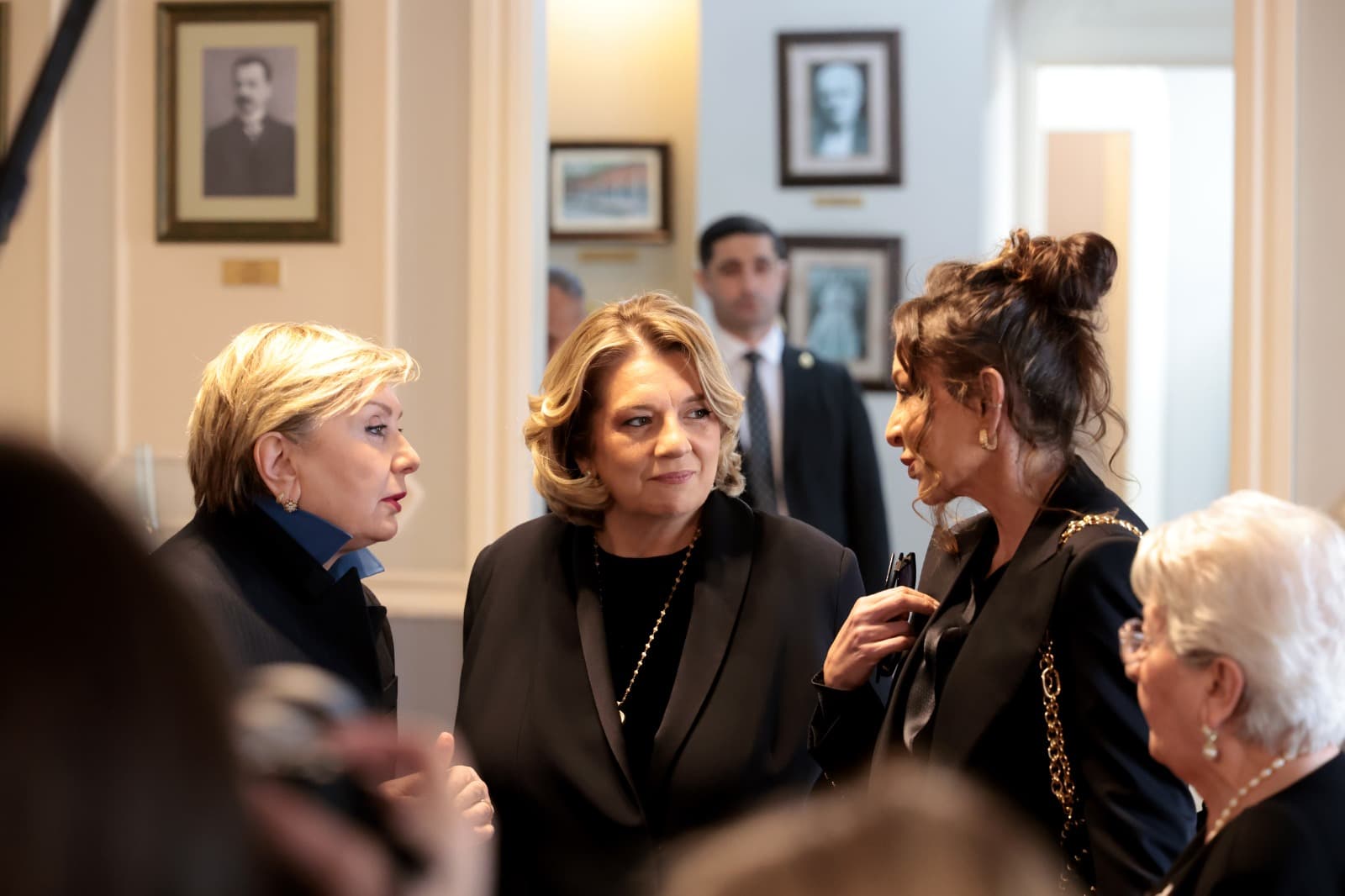 <p style="text-align: justify">აზერბაიჯანის რესპუბლიკის პირველი ლედი მეჰრიბან ალიევა მირზა-ფათალი ახუნდოვის სახელობის აზერბაიჯანული კულტურის მუზეუმს ეწვია.</p><p style="text-align: justify">პრესსამსახურის ინფორმაციით, მეჰრიბან ალიევასთან ერთად მუზეუმში პირველი ლედი თამარ ბაგრატიონი, კულტურის მინისტრი თინათინ რუხაძე, მისი მოადგილე გიორგი მირცხულავა და მირზა-ფათალი ახუნდოვის სახელობის აზერბაიჯანული კულტურის მუზეუმის დირექტორი ლეილა ალიევა იმყოფებოდნენ.</p><p style="text-align: justify">სტუმრები მუზეუმის ისტორიას გაეცნენ. ასევე დაათვალიერეს საექსპოზიციო სივრცე და ახუნდოვის კულტურის ცენტრი, სადაც შეხვედრები, გამოფენები და სხვადასხვა კულტურული ღონისძიებები ტარდება.</p><p style="text-align: justify">მუზეუმი 1982 წელს დიდი აზერბაიჯანელი დრამატურგის, საზოგადო მოღვაწისა და მწერლის 170-ე წლისთავთან დაკავშირებით გაიხსნა სწორედ იმ შენობაში, რომელშიც მირზა ახუნდოვი ცხოვრობდა. მირზა ახუნდოვის მოღვაწეობა მჭიდროდაა დაკავშირებული საქართველოსთან, ხოლო მისი მუზეუმი წარმოადგენს კულტურულ ხიდს საქართველოსა და აზერბაიჯანს შორის.</p>