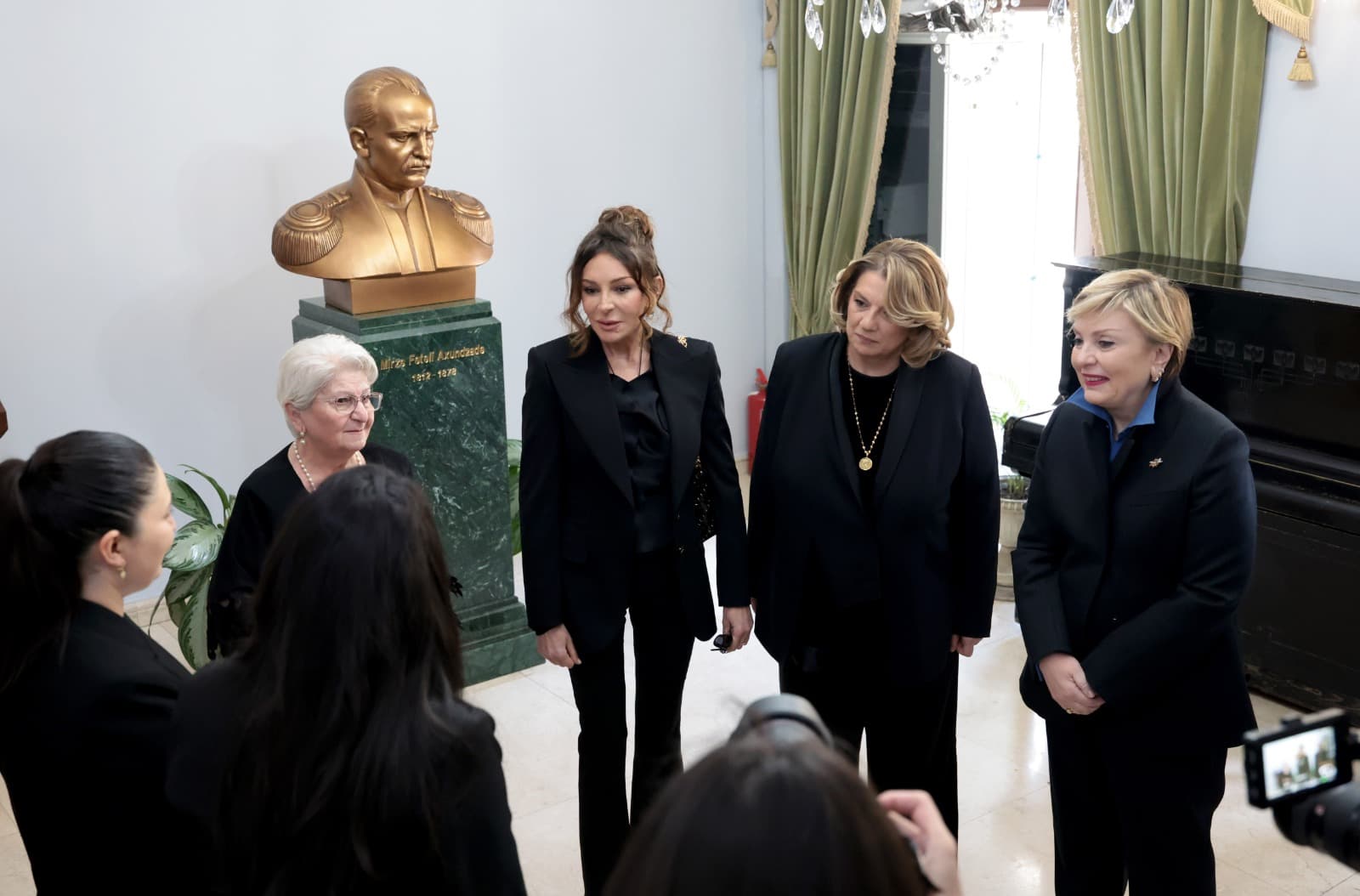 <p style="text-align: justify">აზერბაიჯანის რესპუბლიკის პირველი ლედი მეჰრიბან ალიევა მირზა-ფათალი ახუნდოვის სახელობის აზერბაიჯანული კულტურის მუზეუმს ეწვია.</p><p style="text-align: justify">პრესსამსახურის ინფორმაციით, მეჰრიბან ალიევასთან ერთად მუზეუმში პირველი ლედი თამარ ბაგრატიონი, კულტურის მინისტრი თინათინ რუხაძე, მისი მოადგილე გიორგი მირცხულავა და მირზა-ფათალი ახუნდოვის სახელობის აზერბაიჯანული კულტურის მუზეუმის დირექტორი ლეილა ალიევა იმყოფებოდნენ.</p><p style="text-align: justify">სტუმრები მუზეუმის ისტორიას გაეცნენ. ასევე დაათვალიერეს საექსპოზიციო სივრცე და ახუნდოვის კულტურის ცენტრი, სადაც შეხვედრები, გამოფენები და სხვადასხვა კულტურული ღონისძიებები ტარდება.</p><p style="text-align: justify">მუზეუმი 1982 წელს დიდი აზერბაიჯანელი დრამატურგის, საზოგადო მოღვაწისა და მწერლის 170-ე წლისთავთან დაკავშირებით გაიხსნა სწორედ იმ შენობაში, რომელშიც მირზა ახუნდოვი ცხოვრობდა. მირზა ახუნდოვის მოღვაწეობა მჭიდროდაა დაკავშირებული საქართველოსთან, ხოლო მისი მუზეუმი წარმოადგენს კულტურულ ხიდს საქართველოსა და აზერბაიჯანს შორის.</p>