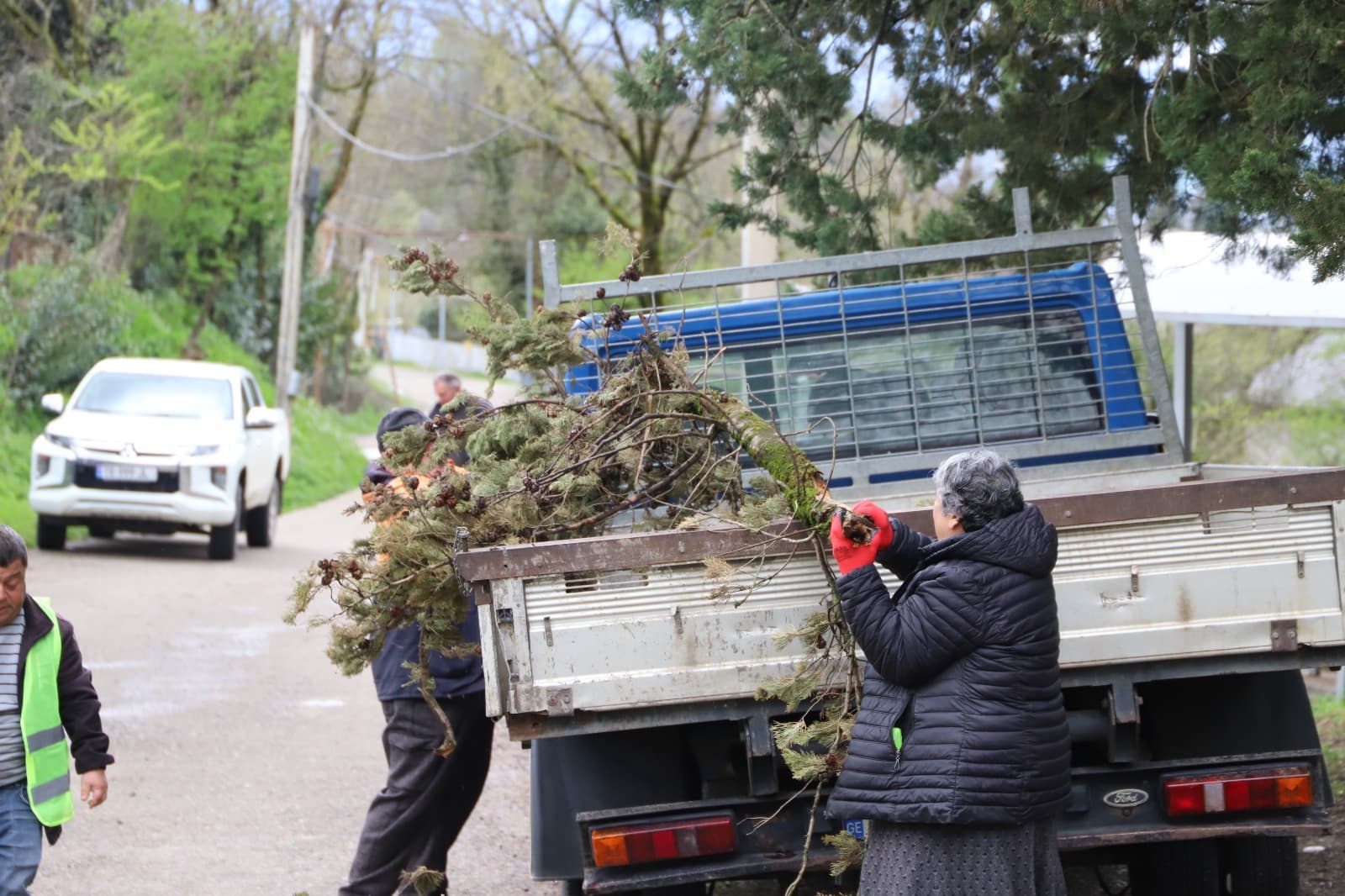 <p style="text-align: justify">აღდგომის ბრწყინვალე დღესასწაულის მოახლოებასთან დაკავშირებით, თერჯოლის მუნიციპალიტეტის მერიის ორგანიზებით, დღეს თერჯოლაში არსებული სასაფლაო და მისი მიმდებარე ტერიტორია დასუფთავდა.</p><p style="text-align: justify">მუნიციპალიტეტის წარმომადგენლებმა სასაფლაოს მიმდებარე ტერიტორია სამშენებლო და საყოფაცხოვრებო ნარჩენებისგან გაწმინდეს.</p><p style="text-align: justify">შეგროვილი ნარჩენები გატანილ იქნა დასუფთავების მუნიციპალური ცენტრის სპეციალური ტექნიკის გამოყენებით.</p><p style="text-align: justify">დღესვე, სასაფლაოსთან მისასვლელი გზა მოწესრიგდა რუფოთში, ჩხარსა და ალისუბანში.</p><p style="text-align: justify">მუნიციპალიტეტის მასშტაბით, სასაფლაოებთან მისასვლელი გზების მოწესრიგება და მიმდებარე ტერიტორიების დასუფთავების აქციები მთელი კვირის მანძილზე გაგრძელდება.</p>