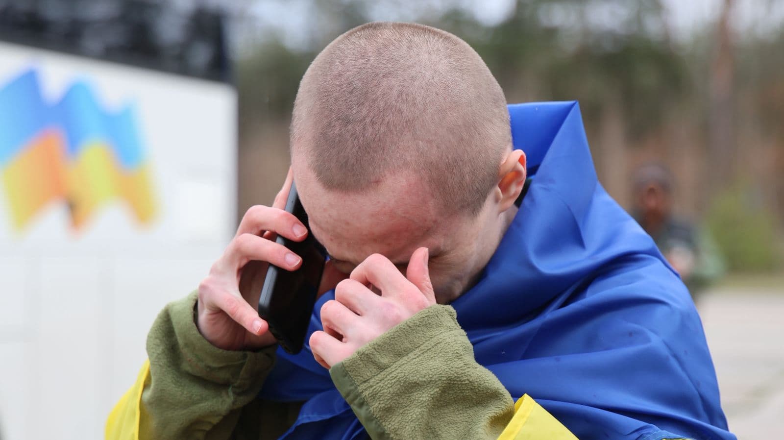 <p style="text-align: justify">უკრაინამ და რუსეთმა აღდგომის წინა დღეს სამხედრო ტყვეები გაცვალეს, სახლებში 175 დამცველი და 7 მშვიდობიანი მოქალაქე დაბრუნდა.</p><p style="text-align: justify">"ჩვენი ჯარისკაცები სახლში ბრუნდებიან. 175 ჯარისკაცი. შეიარაღებული ძალების, ეროვნული გვარდიის, სასაზღვრო დაცვის თანამშრომლები. რიგითები, სერჟანტები და ოფიცრები და შვიდი მშვიდობიანი მოქალაქე“, - განაცხადა უკრაინის პრეზიდენტმა ვოლოდიმირ ზელენსკიმ.</p><p style="text-align: justify">მისი თქმით, ტყვეობიდან დაბრუნებული ჯარისკაცები უკრაინას სხვადასხვა რაიონში იცავდნენ: მარიუპოლში, ჩერნობილის ატომურ ელექტროსადგურზე, დონეცკის, ლუგანსკის, ხარკოვის, ხერსონის, ზაპოროჟიეს, სუმის, კიევისა და კურსკის რაიონებში.</p><p style="text-align: justify">მათ შორის არიან დაჭრილები. უმეტესობა 2022 წლიდან ტყვეობაში იმყოფებოდა.</p><p style="text-align: justify">"მადლობა ყველა იმ დანაყოფს, რომელიც ავსებს ჩვენს გაცვლით ფონდს და ამით ჩვენს ხალხს დაბრუნებასთან აახლოებს. რუსული ტყვეობიდან ყველას დაბრუნება ჩვენთვის უმნიშვნელოვანესია. მადლობა მთელ მსოფლიოში ყველას, ვინც ამაში გვეხმარება“, - განაცხადა პრეზიდენტმა.</p><p style="text-align: justify">საკოორდინაციო შტაბმა აღნიშნა, რომ გათავისუფლებული ყველაზე ახალგაზრდა 22 წლისა, ყველაზე უფროსი - 63 წლის.</p><p style="text-align: justify">დღეს სამშობლოში ასევე შვიდი უკრაინელი მშვიდობიანი მოქალაქე დაბრუნდა, რომლებიც რუსეთის საოკუპაციო ძალებმა 2022 წელს დაატყვევეს.</p><div class="iframe-wrapper"><iframe src="https://www.facebook.com/plugins/video.php?height=314&amp;href=https%3A%2F%2Fwww.facebook.com%2Freel%2F981357450985761%2F&amp;show_text=false&amp;width=560&amp;t=0" frameborder="0" allowfullscreen="true" width="560" height="314" title="Embedded content" allow="autoplay; clipboard-write; encrypted-media; picture-in-picture; web-share" scrolling="no" style="border:none;overflow:hidden"></iframe></div>