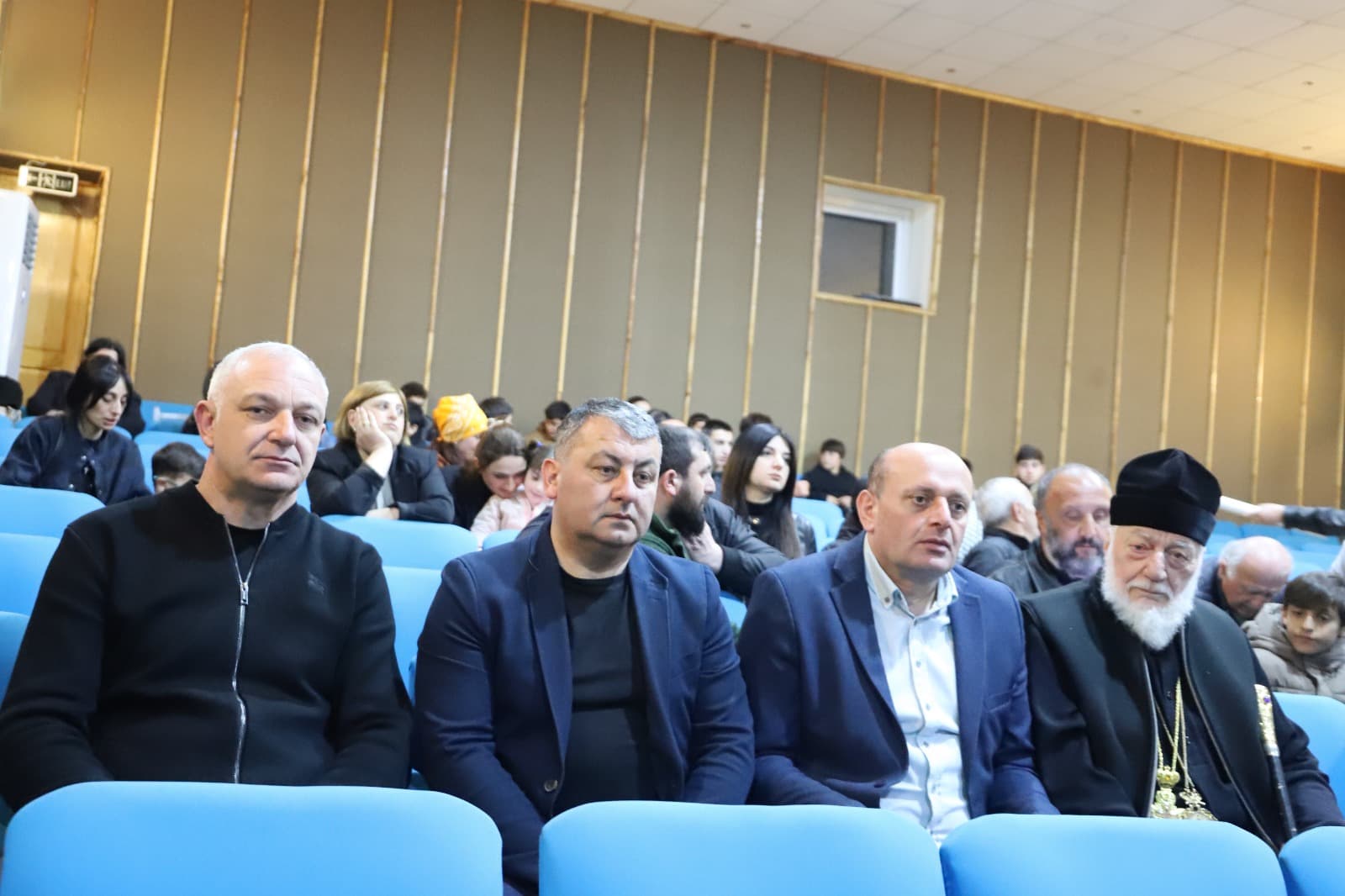 <p style="text-align: justify">თერჯოლის მუნიციპალიტეტის მერი მანუჩარ რობაქიძე, საკრებულოს თავმჯდომარე სოსო ჩაფიჩაძესთან ერთად, საქართველოს კათოლიკოს-პატრიარქის ხსოვნისადმი მიძღვნილ ღონისძიებას დაესწრო.</p><p style="text-align: justify">ღონისძიების ფარგლებში, ღვთისმშობლის ხარების ტაძარში ჩატარდა უწმინდესისა და უნეტარესის ილია II–ის სულის მოსახსენებელი პანაშვიდი; მოეწყო პატრიარქისადმი მიძღვნილი თემატური სტენდი, სადაც გამოფენილი იყო საჯარო სკოლის მოსწავლეთა თვალით დანახული პატრიარქის პორტრეტები, ქართული კალიგრაფიით შესრულებული „გვიყვარხარ პატრიარქო“, ასევე გაიმართა სხვა ღონისძიებები.&nbsp;</p><p style="text-align: justify">ღვთისმშობლის ხარების ტაძრის ეზოში, დაირგო კვიპაროსის და კედარის ნერგები.</p><p style="text-align: justify">ღონისძიებების ფარგლებში მონაწილეები კულტურის სახლის დარბაზში დოკუმენტური ფილმის "პატრიარქის"&nbsp; ჩვენებას დაესწრნენ. &nbsp;</p><p style="text-align: justify">პატრიარქის ხსოვნისადმი მიძღვნილი შემეცნებითი ღონისძიება მერიის განათლების, კულტურის,სპორტის და ახალგაზრდულ საქმეთა სამსახურის ორგანიზებით მოეწყო და მას თერჯოლისა და ტყიბულის მეუფე, მიტროპოლიტი &nbsp;გიორგი შალამბერიძე, მერის მოადგილეები: ზვიად ბაზაძე და მირზა ქოჩიაშვილი დაესწრნენ, ადგილობრივი ხელისუფლების და სასკოლო საზოგადოების &nbsp;წარმომადგენლებთან ერთად.</p>