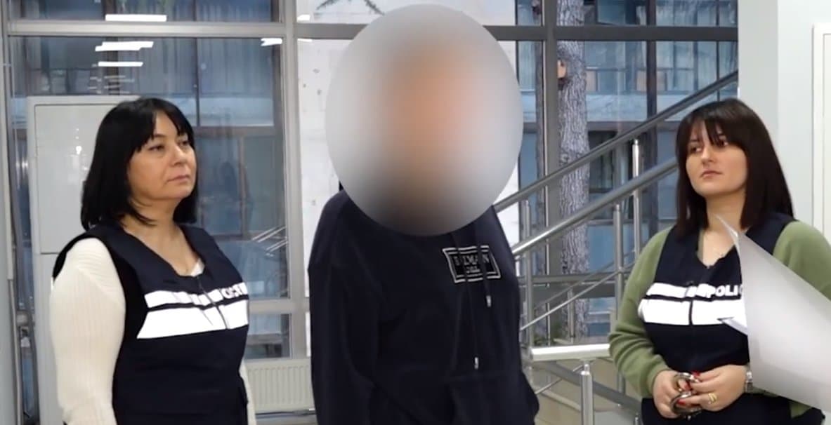 თბილისში ორი პირი დააკავეს, რომლებიც ორი ადამიანის 181 000 აშშ დოლარს, მაჯის საათსა და ყელსაბამს ყაჩაღურად დაეფულნენ