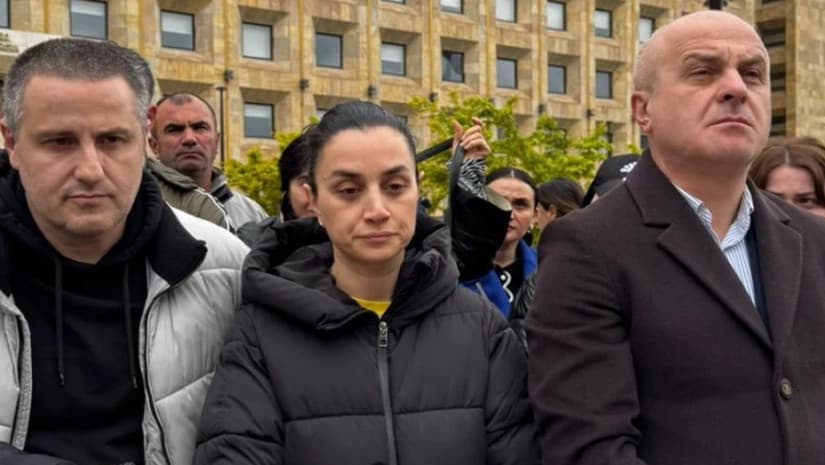 დიუშენით დაავადებული ბავშვების მშობლები საზმაუსთან მივლენ და ეთერის დათმობას მოითხოვენ