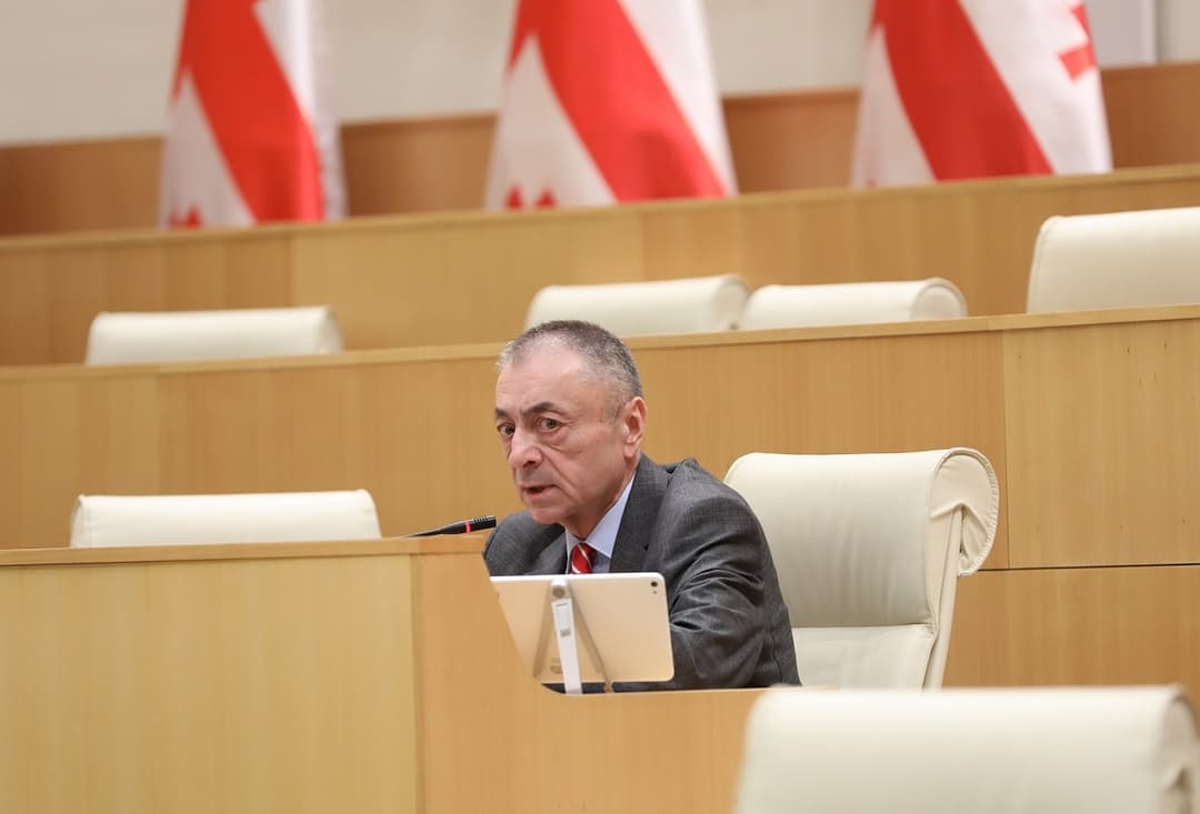 თენგიზ შარმანაშვილი - ბიძინა ივანიშვილის ქველმოქმედების გაშავება უნდა იმ კაცის ტელევიზიას, რომელიც საკუთარ სამშობლოს 1,5 მილიარდის წართმევას უპირებდა