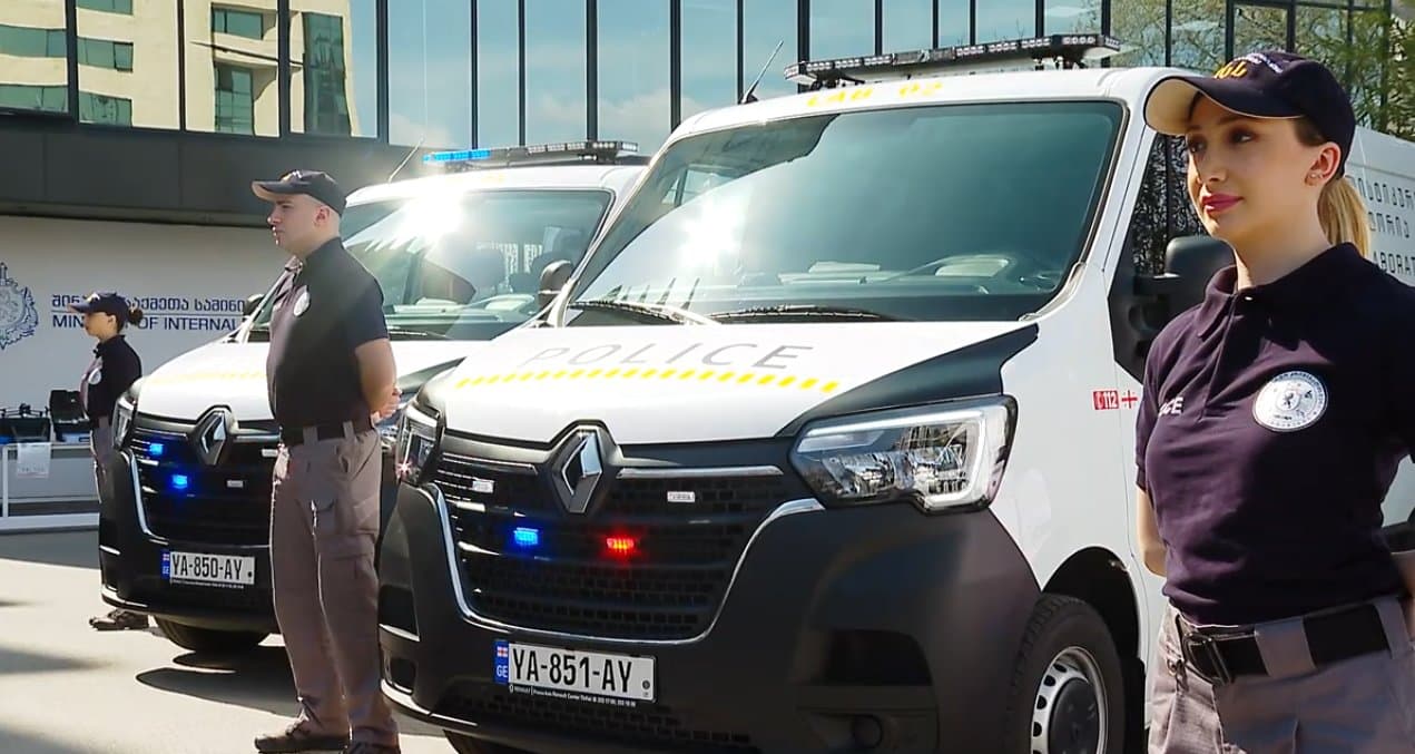 გეკა გელაძემ საექსპერტო-კრიმინალისტიკური დეპარტამენტის განახლებული ავტოპარკი და ახალი მოძრავი ლაბორატორიები დაათვალიერა