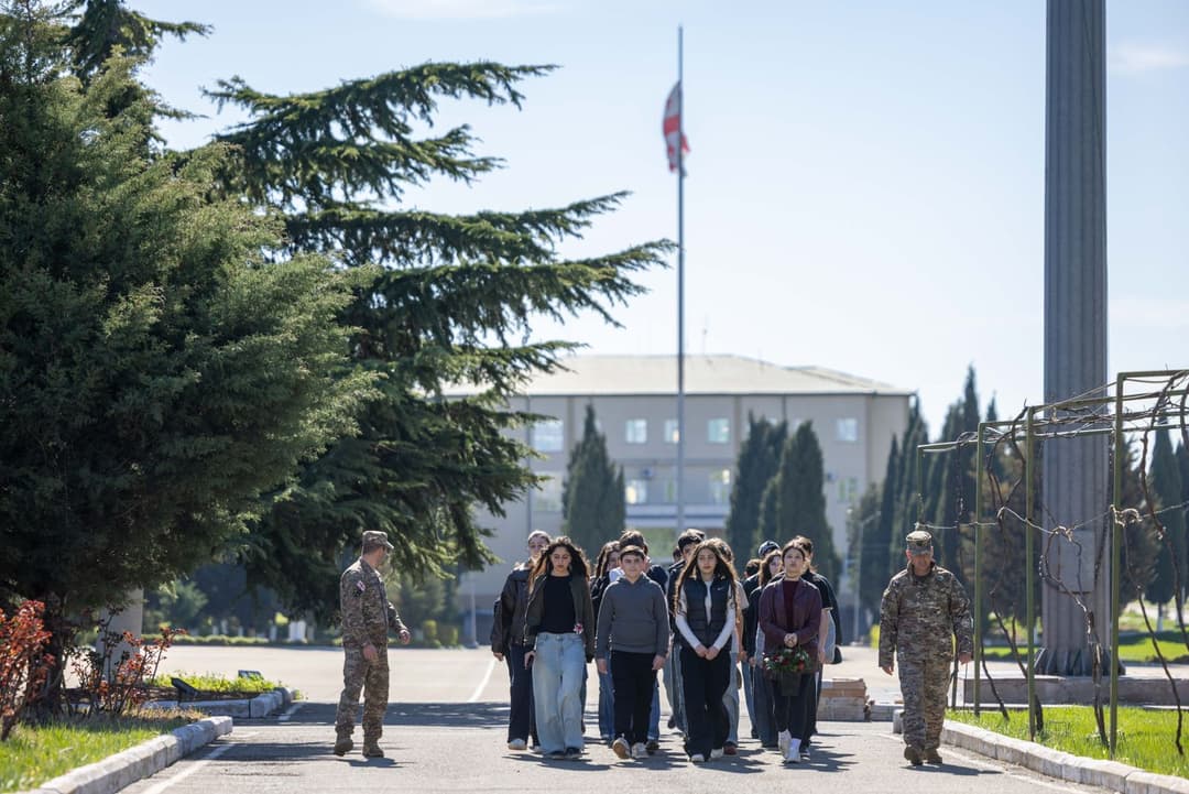 თავდაცვის ძალების სამხედრო ბაზებს საჯარო სკოლის მოსწავლეები ესტუმრნენ
