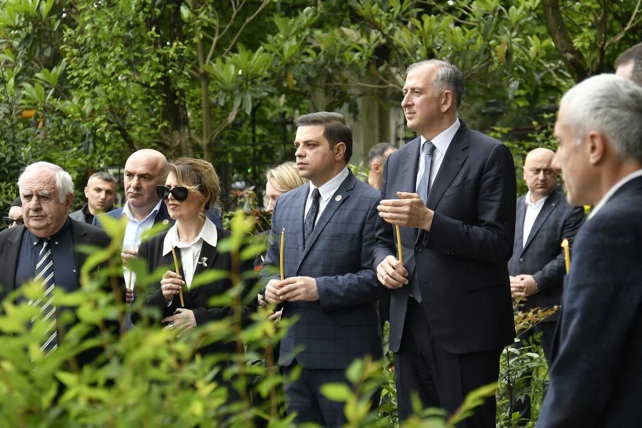 <p style="text-align: justify">აჭარის მთავრობის თავმჯდომარემ ზურაბ პატარაძემ რეგიონის საკანონმდებლო და აღმასრულებელი ხელისუფლების წარმომადგენლებთან, პოეტის ოჯახის წევრებთან, მეგობრებთან და ფართო საზოგადოებასთან ერთად, პატივი მიაგო ზურაბ გორგილაძის ხსოვნას და მონაწილეობა მიიღო პოეტის დაბადებიდან 89 წლისთავისადმი მიძღვნილ ღონისძიებაში.</p><p style="text-align: justify">ზურაბ პატარაძემ, სიტყვით გამოსვლისას, ისაუბრა ზურაბ გორგილაძის, როგორც ქართული პოეზიის განსაკუთრებული წარმომადგენლის, აჭარის რეგიონის მეხოტბის და გამორჩეული საზოგადო მოღვაწის როლზე, მის შემოქმედებით მემკვიდრეობასა და მნიშვნელობაზე.</p><p style="text-align: justify">"დღეს დიდმა ზურაბ გორგილაძემ კვლავ შეგვკრიბა საზოგადოება, მისი მეგობრები, თაყვანისმცემლები; კიდევ ერთხელ გავიხსენეთ მისი პოეზია და ღვაწლი. ზურაბ გორგილაძე იყო უბრალო და ღირსეული ადამიანი, რომელმაც ჩვენი კუთხე მთელ ქვეყანას გააცნო. გავიხსენეთ, როგორ აღვნიშნეთ მისი 80 წლის იუბილე 2017 წელს და დღეიდან ვიწყებთ მუშაობას, რათა მომავალ წელს აღვნიშნოთ მისი 90 წლის იუბილე. დარწმუნებული ვარ, რომ მის პოეზიაზე არაერთი თაობა გაიზრდება და ყველა ერთად, დიდი სულისკვეთებით გავაგრძელებთ იმ საქმეს, რომელსაც საფუძველი ზურაბ გორგილაძემ ჩაუყარა“, - განაცხადა აჭარის მთავრობის თავმჯდომარემ.</p><p style="text-align: justify">ზურაბ გორგილაძე 20-ზე მეტი პოეტური კრებულის ავტორია, მისი ლექსები შესულია ყველა ქართულენოვან ანთოლოგიაში. იგი იყო აჭარის უზენაესი საბჭოს ორი მოწვევის დეპუტატი, მემედ აბაშიძის სახელობის სახელმწიფო პრემიის ლაურეატი, ღირსების ორდენის კავალერი, მიღებული აქვს არაერთი ლიტერატურული ჯილდო და პრემია.</p>