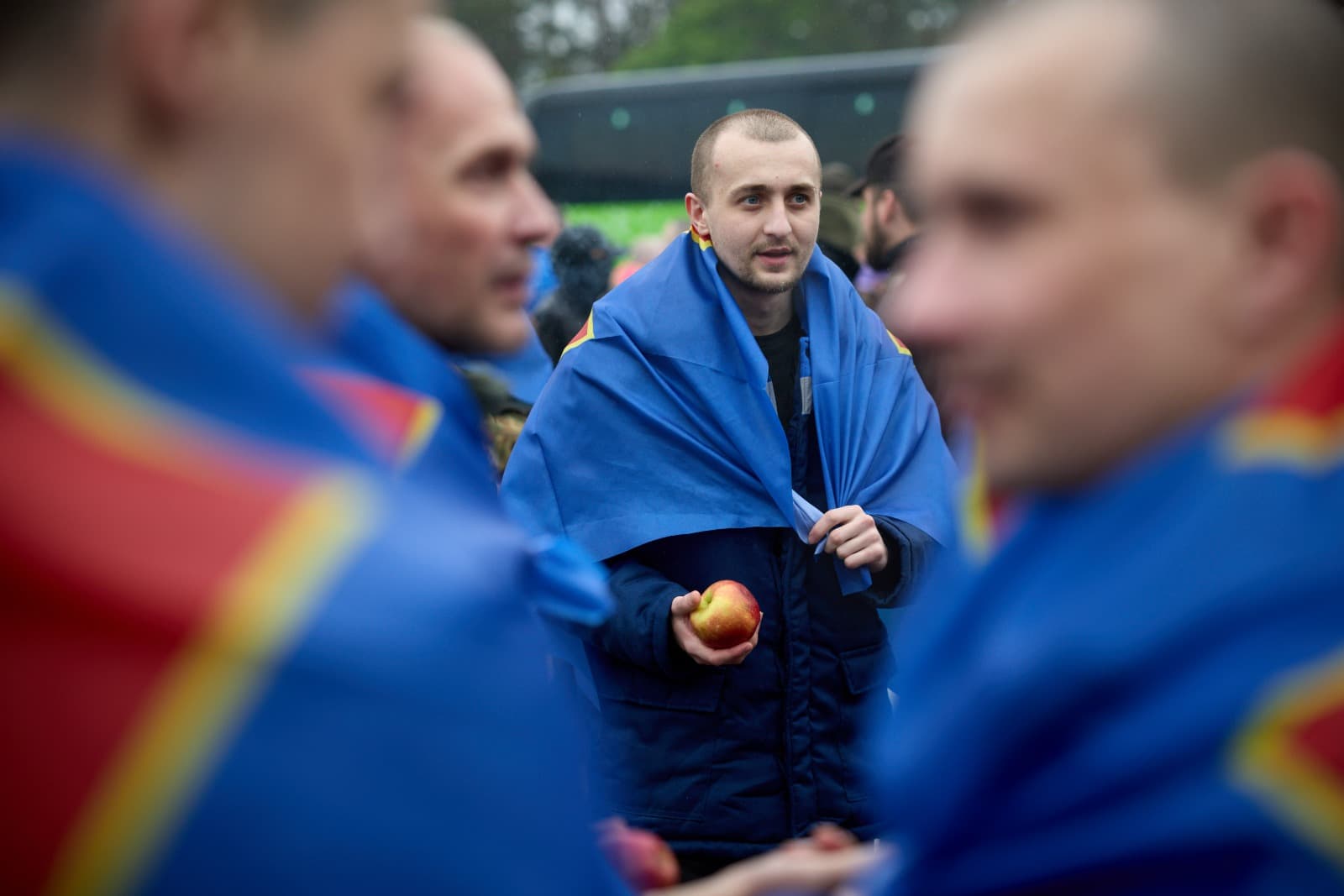 <p style="text-align: justify">15 მაისს, უკრაინას და რუსეთს შორის 1000-1000-ზე ტყვეების გაცვლის პირველ ეტაპზე 205 უკრაინელი სამშობლოში დაბრუნდა.</p><p style="text-align: justify">"205 უკრაინელი სახლშია. რუსული ტყვეობიდან ბრუნდებიან უკრაინის შეიარაღებული ძალების, ეროვნული გვარდიისა და სახელმწიფო სასაზღვრო სამსახურის ჯარისკაცები. ეს 1000/1000-ზე გაცვლის პირველი ეტაპია“, - განაცხადა უკრაინის პრეზიდენტმა ვოლოდიმირ ზელენსკიმ.</p><p style="text-align: justify">გათავისუფლებულთა შორის არიან რიგითები, სერჟანტები და ოფიცრები. მათი უმეტესობა 2022 წლიდან რუსეთის ტყვეობაში იმყოფებოდა.</p><p style="text-align: justify">ისინი იცავდნენ უკრაინას მარიუპოლსა და აზოვსტალში, დონეცკის, ლუგანსკის, ხარკოვის, ხერსონის, ზაპოროჟიეს, სუმის და კიევის მიმართულებაზე და ჩერნობილის ატომურ ელექტროსადგურზე.</p><p style="text-align: justify">"მადლობა ყველას, ვინც ჩვენი ხალხის სახლში დასაბრუნებლად მუშაობს, პირველ რიგში ჩვენს ჯარისკაცებს, რომლებიც უკრაინის გაცვლითი ფონდის შევსებას ახდენენ და ჩვენს გუნდს. მადლობა ყველა ჩვენს პარტნიორს, რომლებიც უკრაინელების ტყვეობიდან გათავისუფლებაში გვეხმარებიან. ჩვენ გავაგრძელებთ ბრძოლას თითოეული მათგანისთვის, ვინც ჯერ კიდევ ტყვეობაშია“, - განაცხადა უკრაინის პრეზიდენტმა.</p><p style="text-align: justify">ჯარისკაცებისა და სერჟანტების გარდა, სახლში ორმოცდაათზე მეტი ოფიცერი დააბრუნეს. დღეს გათავისუფლებულებს შორის არის ჩერნობილის ატომურ ელექტროსადგურზე დატყვევებული ეროვნული გვარდიის წარმომადგენელი. ყველაზე ახალგაზრდა გათავისუფლებული დამცველი 21 წლისაა, ყველაზე უფროსი კი - 62-ის.</p><p style="text-align: justify">სამხედრო ტყვეების მოპყრობის საკოორდინაციო შტაბში აცხადებენ, რომ ბევრი გათავისუფლებული უკრაინელი სერიოზული დაზიანებებით, ჯანმრთელობის პრობლემებით და მძიმე ფსიქოლოგიური შედეგებით ბრუნდება. ზოგიერთი დამცველი "აზოვსტალიდან" დაჭრილი წაიყვანეს.</p>