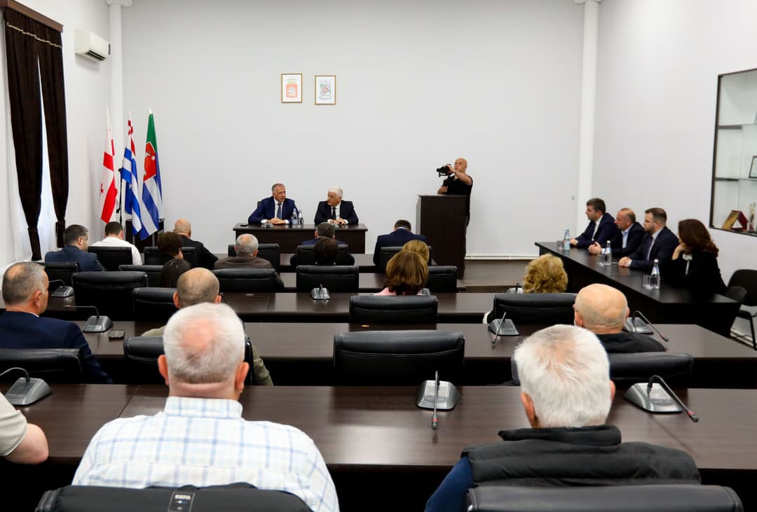 ზურაბ პატარაძემ ქობულეთის მერიისა და საკრებულოს თანამშრომლებთან და ხელმძღვანელ პირებთან სამუშაო შეხვედრა გამართა