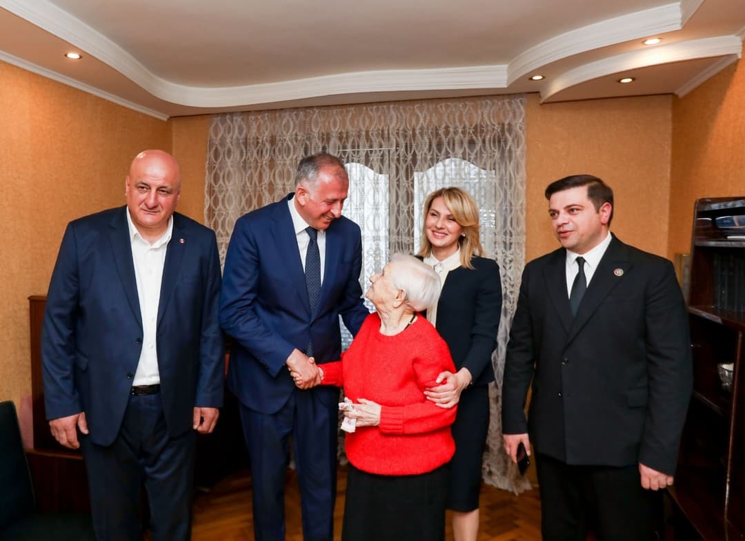 ზურაბ პატარაძემ მეორე მსოფლიო ომის ვეტერანს ქეთევან ლორიას ფაშიზმზე გამარჯვების დღე მიულოცა