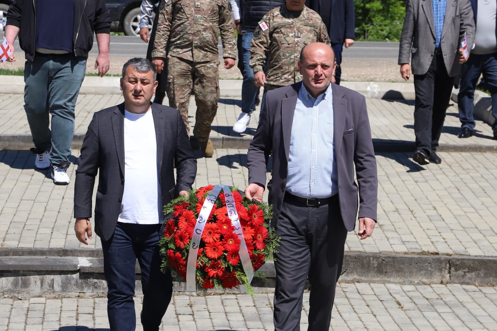 <p style="text-align: justify">ფაშიზმზე გამარჯვების დღის აღსანიშნავად, თერჯოლის მუნიციპალიტეტის მერმა მანუჩარ რობაქიძემ და საკრებულოს თავმჯდომარე სოსო ჩაფიჩაძემ &nbsp;ქალაქ თერჯოლასა და ჩხარის ადმინისტრაციულ ერთეულში გვირგვინებით შეამკეს გმირთა დიდების მემორიალი და დავით ჯაბიძის ძეგლი და პატივი მიაგეს მეორე მსოფლიო ომის მონაწილეთა ხსოვნას.</p><p style="text-align: justify">სულის მოსახსენებელი პანაშვიდი გადაიხადეს &nbsp;თერჯოლის და ტყიბულის ეპარქიის სასულიერო პირებმა - დეკანოზმა ქრისტეფორემ და მამა რომანოზმა.</p><p style="text-align: justify">მეორე მსოფლიო ომში თერჯოლიდან 3 533 ადამიანი გაიწვიეს, 2325 დაიღუპა, ან უგზო-უკვლოდ დაიკარგა, ხოლო შინ დაბრუნდა 1 208 მებრძოლი.</p><p style="text-align: justify">საქართველოს მთავრობის განკარგულებით, ფაშიზმზე გამარჯვების 81-ე წლისთავთან დაკავშირებით, მეორე მსოფლიო ომის მონაწილეები ერთჯერადად 2000 ლარს, ხოლო მეორე მსოფლიო ომში დაღუპულთა ოჯახის წევრები - 1000 ლარს მიიღებენ.</p><p style="text-align: justify">ღონისძიებას თერჯოლის მუნიციპალიტეტის მერის მოადგილეები ზვიად ბაზაძე, მირზა ქოჩიაშვილი, მერიის განათლების, კულტურის,სპორტის და ახალგაზრდულ საქმეთა სამსახურის უფროსი მაკა ასათიანი, მაჟორიტარი დეპუტატები და &nbsp;მერიის თანამშრომლები ესწრებოდნენ.</p>