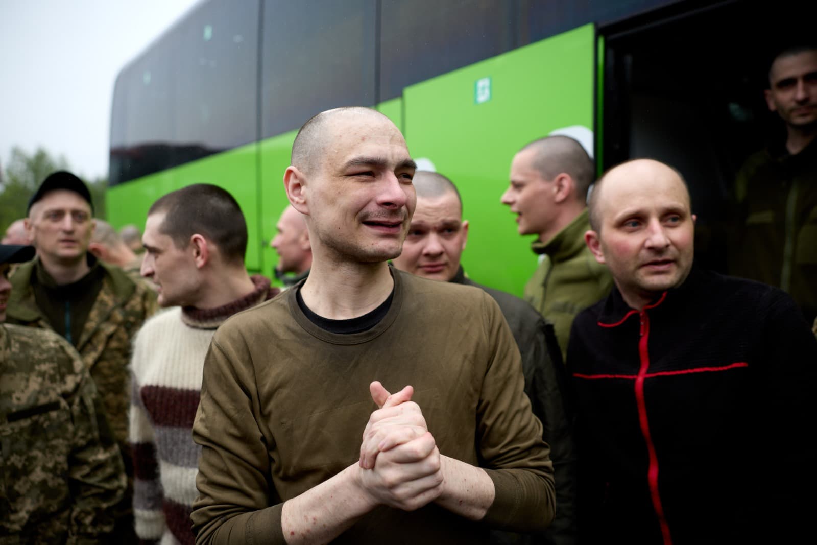 <p style="text-align: justify">15 მაისს, უკრაინას და რუსეთს შორის 1000-1000-ზე ტყვეების გაცვლის პირველ ეტაპზე 205 უკრაინელი სამშობლოში დაბრუნდა.</p><p style="text-align: justify">"205 უკრაინელი სახლშია. რუსული ტყვეობიდან ბრუნდებიან უკრაინის შეიარაღებული ძალების, ეროვნული გვარდიისა და სახელმწიფო სასაზღვრო სამსახურის ჯარისკაცები. ეს 1000/1000-ზე გაცვლის პირველი ეტაპია“, - განაცხადა უკრაინის პრეზიდენტმა ვოლოდიმირ ზელენსკიმ.</p><p style="text-align: justify">გათავისუფლებულთა შორის არიან რიგითები, სერჟანტები და ოფიცრები. მათი უმეტესობა 2022 წლიდან რუსეთის ტყვეობაში იმყოფებოდა.</p><p style="text-align: justify">ისინი იცავდნენ უკრაინას მარიუპოლსა და აზოვსტალში, დონეცკის, ლუგანსკის, ხარკოვის, ხერსონის, ზაპოროჟიეს, სუმის და კიევის მიმართულებაზე და ჩერნობილის ატომურ ელექტროსადგურზე.</p><p style="text-align: justify">"მადლობა ყველას, ვინც ჩვენი ხალხის სახლში დასაბრუნებლად მუშაობს, პირველ რიგში ჩვენს ჯარისკაცებს, რომლებიც უკრაინის გაცვლითი ფონდის შევსებას ახდენენ და ჩვენს გუნდს. მადლობა ყველა ჩვენს პარტნიორს, რომლებიც უკრაინელების ტყვეობიდან გათავისუფლებაში გვეხმარებიან. ჩვენ გავაგრძელებთ ბრძოლას თითოეული მათგანისთვის, ვინც ჯერ კიდევ ტყვეობაშია“, - განაცხადა უკრაინის პრეზიდენტმა.</p><p style="text-align: justify">ჯარისკაცებისა და სერჟანტების გარდა, სახლში ორმოცდაათზე მეტი ოფიცერი დააბრუნეს. დღეს გათავისუფლებულებს შორის არის ჩერნობილის ატომურ ელექტროსადგურზე დატყვევებული ეროვნული გვარდიის წარმომადგენელი. ყველაზე ახალგაზრდა გათავისუფლებული დამცველი 21 წლისაა, ყველაზე უფროსი კი - 62-ის.</p><p style="text-align: justify">სამხედრო ტყვეების მოპყრობის საკოორდინაციო შტაბში აცხადებენ, რომ ბევრი გათავისუფლებული უკრაინელი სერიოზული დაზიანებებით, ჯანმრთელობის პრობლემებით და მძიმე ფსიქოლოგიური შედეგებით ბრუნდება. ზოგიერთი დამცველი "აზოვსტალიდან" დაჭრილი წაიყვანეს.</p>