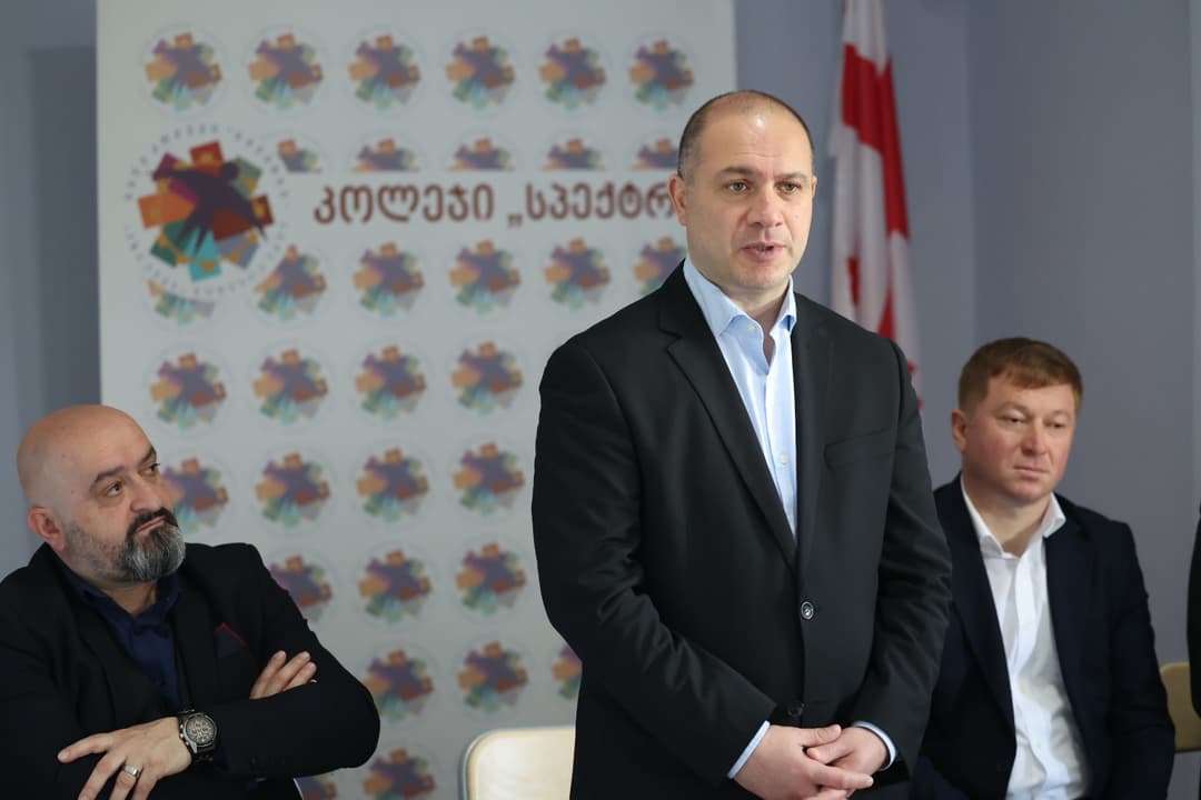 გივი მიქანაძე საჩხერეში კოლეჯ "სპექტრის" ფილიალის თანამშრომლებს შეხვდა
