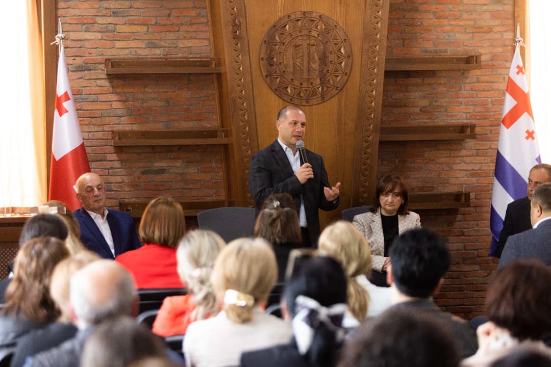 გივი მიქანაძე ქედის მუნიციპალიტეტის საჯარო სკოლების მოსწავლეთა მშობლებს შეხვდა