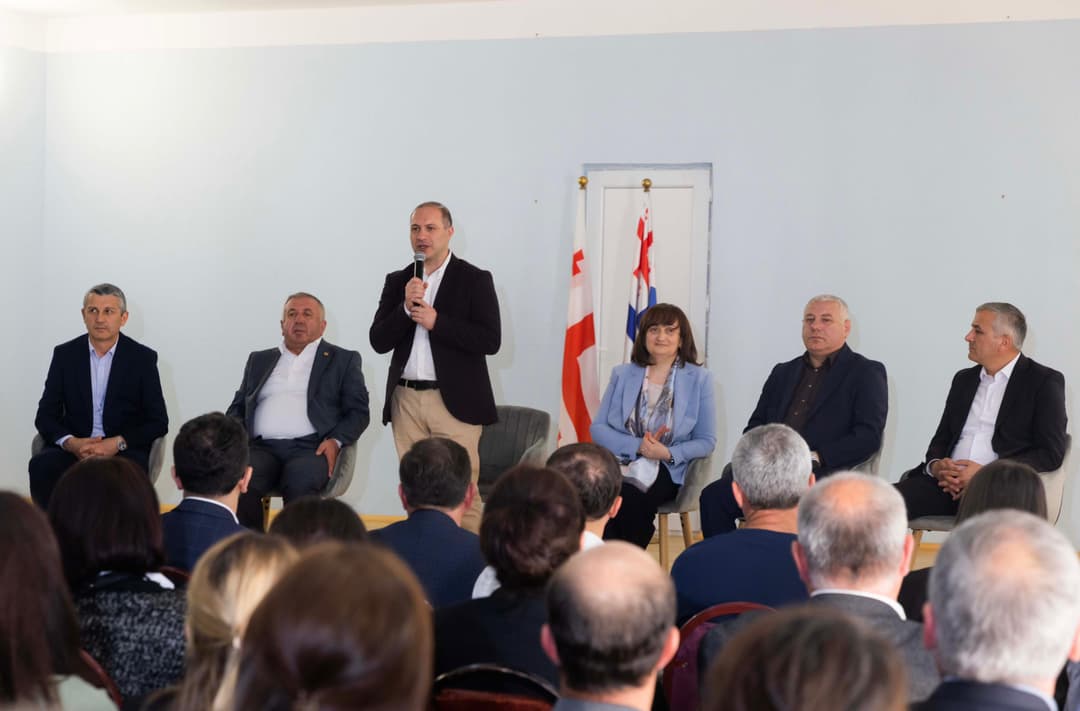 გივი მიქანაძე შუახევის მუნიციპალიტეტში საჯარო სკოლის პედაგოგებსა და მოსწავლეთა მშობლებს შეხვდა