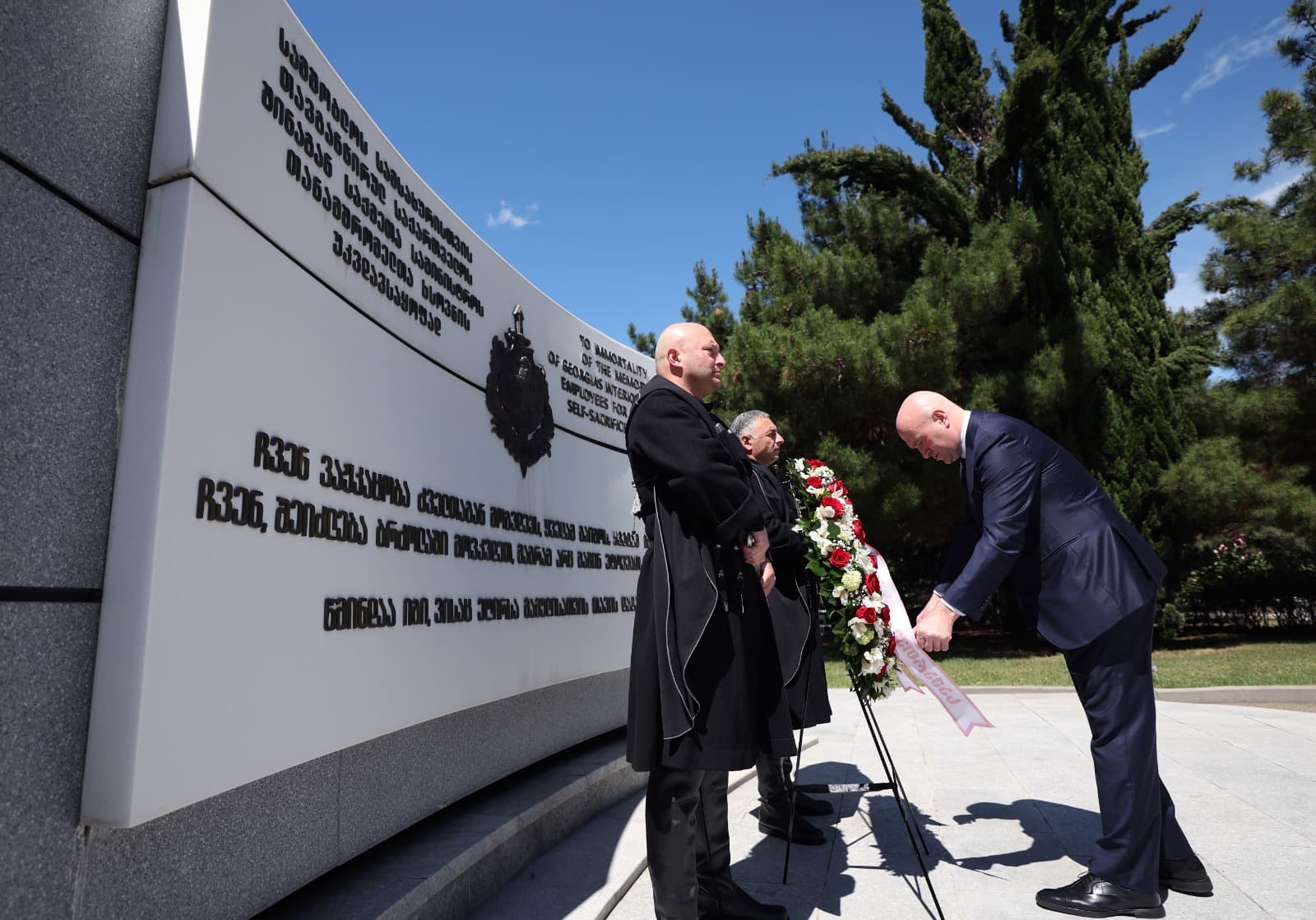 სულხან თამაზაშვილმა სამსახურებრივი მოვალეობის შესრულების დროს დაღუპული პოლიციელების მემორიალი გვირგვინით შეამკო