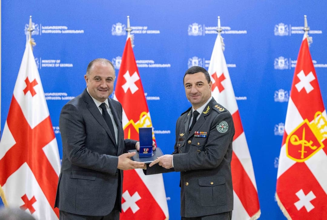 ირაკლი ჩიქოვანმა სამხედრო მოსამსახურეები დააჯილდოვა