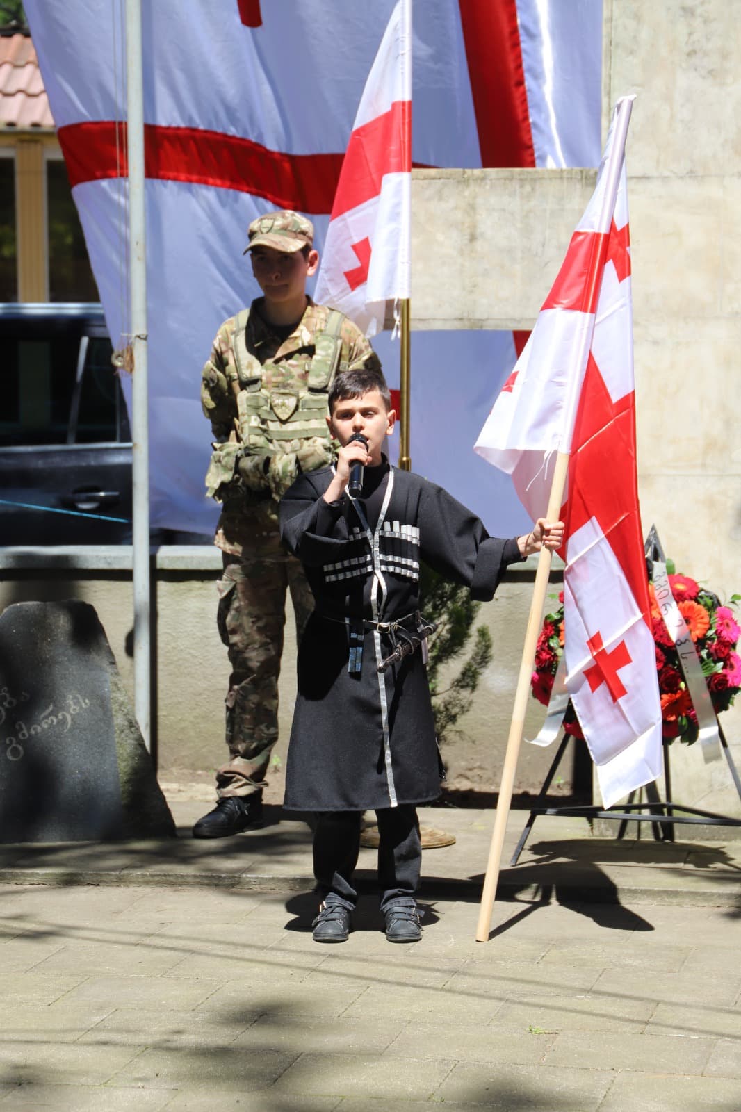 <p style="text-align: justify">თერჯოლის მუნიციპალიტეტის მერის პირველმა მოადგილე ზვიად ბაზაძემ აგვისტოს ომის გმირის შმაგი სოფრომაძის დაბადების დღესთან დაკავშირებით, სოფელ ძევრში, მისი მემორიალი ყვავილებით შეამკო და რუსეთ-საქართველოს 2008 წლის ომში დაღუპული მეომრის ხსოვნას პატივი მიაგო.</p><p style="text-align: justify">ადგილობრივი ხელისუფლების წარმომადგენლებმა, შმაგი სოფრომაძის მეგობრებმა და ოჯახის წევრებმა, აგვისტოს ომის გმირი გაიხსენეს, მისი მშობლიური სკოლის მოსწავლეებმა კი შესაბამისი თემატიკის ლიტერატურული კომპოზიცია წარადგინეს. თერჯოლისა და ტყიბულის ეპარქიის მღვდელმსახურმა, მამა დავითმა გმირის სულის მოსახსენებელი პანაშვიდი გადაიხადა.&nbsp;</p><p style="text-align: justify">მერიის განათლების, კულტურის, სპორტის და ახალგაზრდულ საქმეთა სამსახურის ორგანიზებით გმირის ხსოვნისადმი მიძღვნილი ღონისძიება გაიმართა.</p>