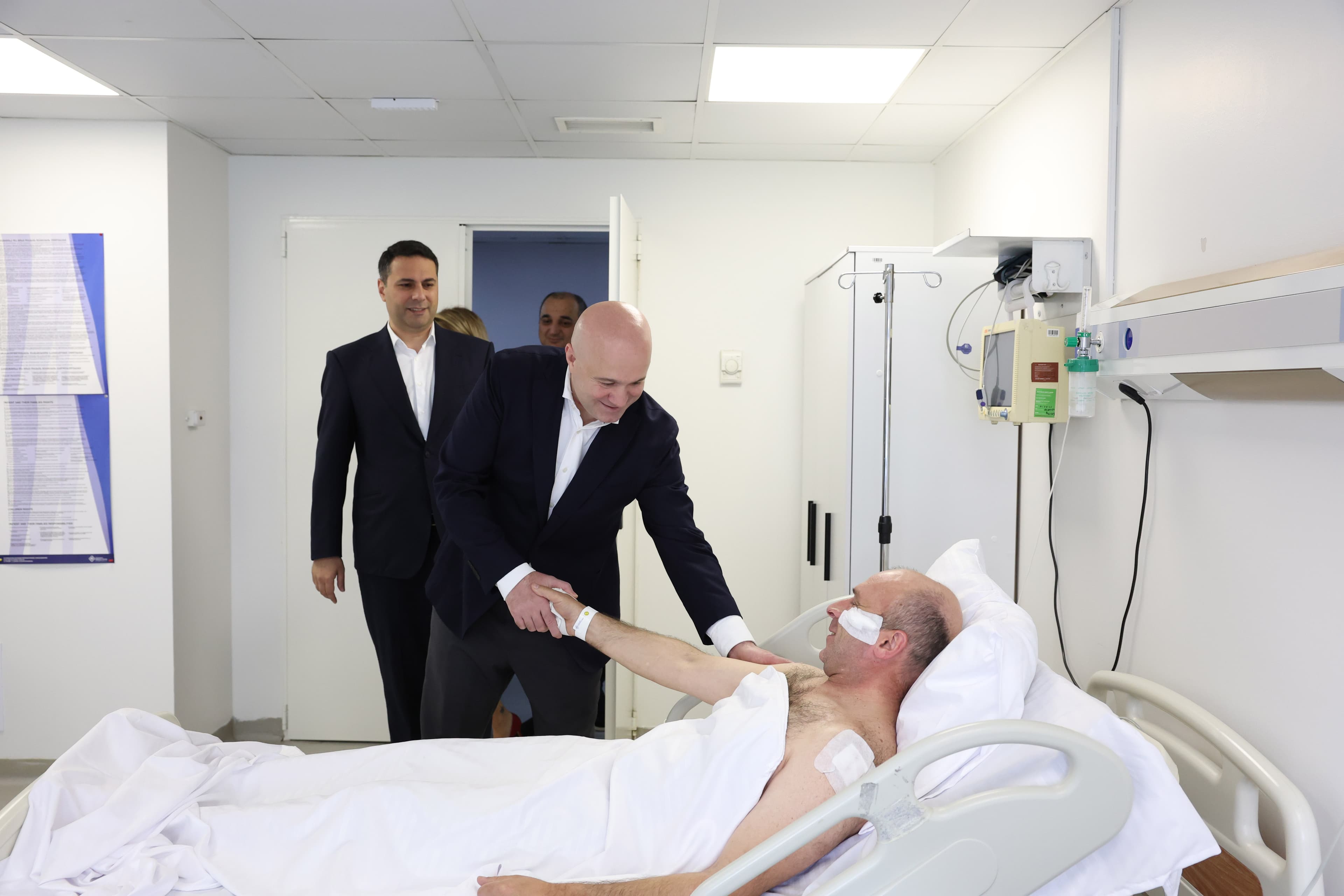 სულხან თამაზაშვილმა თბილისში თავდასხმის შედეგად დაშავებული პატრულ-ინსპექტორი მოინახულა
