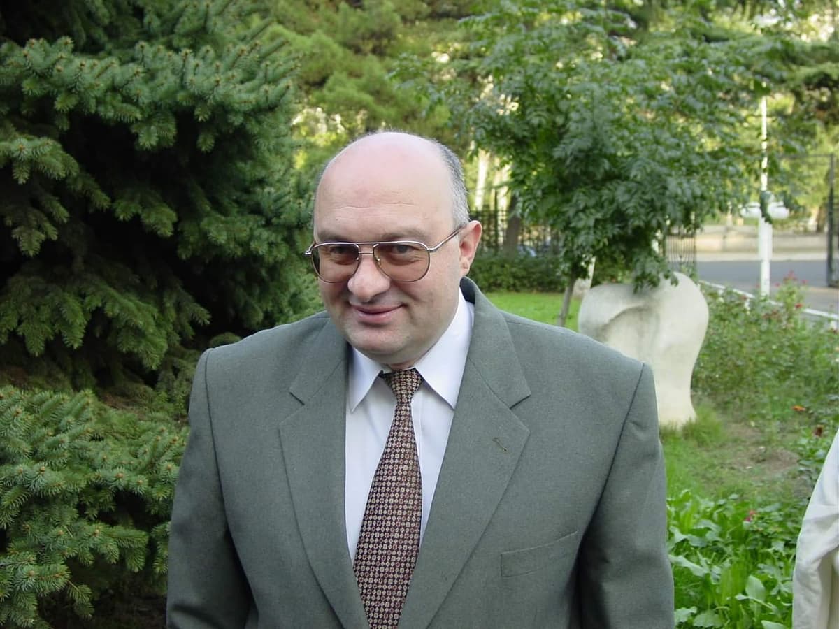 დავით გადელია – ორკაციან მაგიდაზე სადილობა ხინკლით, ლუდის წრუპვით და საუბრის თანხლებით, არის “ომიკრონისთვის“ 100%-იანი გადამდები კონტაქტი