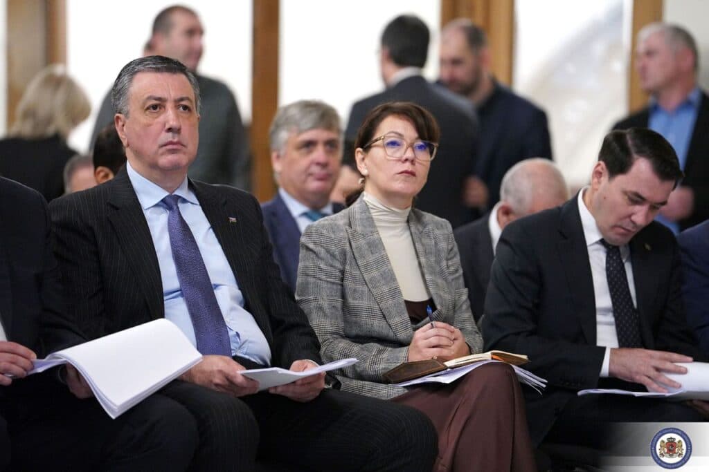 <p style="text-align: justify">საგარეო საქმეთა სამინისტრო საქართველოში აკრედიტებულ დიპლომატიურ კორპუსთან შეხვედრის შესახებ ოფიციალურ ინფორმაციას ავრცელებს.</p><p style="text-align: justify">უწყების ცნობით, საგარეო საქმეთა მინისტრის პირველმა მოადგილემ, გიორგი ზურაბაშვილმა შეხვედრაზე აღნიშნა, რომ მნიშვნელოვანია, საერთაშორისო პარტნიორები გაემიჯნონ და დაგმონ აქციის მონაწილეების ძალადობრივი ქმედებები.</p><p style="text-align: justify">"საგარეო საქმეთა სამინისტროში საქართველოში აკრედიტებული დიპლომატიური კორპუსის წარმომადგენლებთან გაიმართა შეხვედრა. საგარეო საქმეთა მინისტრის პირველმა მოადგილემ, გიორგი ზურაბაშვილმა დიპლომატიური კორპუსის წარმომადგენლებს მიაწოდა ინფორმაცია 2025 წლის ადგილობრივი თვითმმართველობის არჩევნების მიმდინარეობის, შედეგების, ასევე 4 ოქტომბერს განვითარებული მოვლენების შესახებ. </p><p style="text-align: justify">მინისტრის მოადგილის განცხადებით, 4 ოქტომბრის არჩევნებს 28 საერთაშორისო და 27 ადგილობრივი ორგანიზაცია, ასევე 73 მედიასაშუალების დაახლოებით 1 000 წარმომადგენელი აკვირდებოდა. საერთო შეფასებამ კი დაადასტურა, რომ არჩევნები ჩატარდა მშვიდობიან, გამჭვირვალე პირობებში, საარჩევნო პროცესი ადმინისტრირებული იყო პროფესიონალურად და საქართველოს მოქალაქეებს შესაძლებლობა ჰქონდათ, თავისუფლად ესარგებლათ დემოკრატიული უფლებებით. 4 ოქტომბერს განვითარებულ მოვლენებზე საუბრისას, საგარეო საქმეთა მინისტრის პირველმა მოადგილემ აღნიშნა, რომ მას შემდეგ, რაც აქცია გასცდა შეკრებისა და მანიფესტაციის კანონით დადგენილ ნორმებს, აქციის ორგანიზატორების მხრიდან გახმოვანდა ძალადობრივი შინაარსის მოწოდებები, სამართალდამცველებმა კანონმდებლობით გათვალისწინებულ ზომებს მიმართეს საზოგადოებრივი წესრიგის აღდგენის მიზნით. გიორგი ზურაბაშვილმა შეხვედრაზე 4 ოქტომბრის მოვლენების ადეკვატური შეფასების მნიშვნელობას გაუსვა ხაზი და აღნიშნა, რომ მნიშვნელოვანია, საერთაშორისო პარტნიორები გაემიჯნონ და დაგმონ აქციის მონაწილეების ძალადობრივი ქმედებები, რომლის შედეგადაც დაშავდა არაერთი სამართალდამცველი და ჟურნალისტი, დაზიანდა მუნიციპალური ინფრასტრუქტურა. საგარეო საქმეთა მინისტრის პირველმა მოადგილემ დიპლომატებს დაუდასტურა სამინისტროს ღიაობა და მზაობა, განაგრძოს თანამშრომლობა პარტნიორებთან და საქართველოში აკრედიტებულ დიპლომატიურ კორპუსთან“, – აღნიშნულია საგარეო საქმეთა სამინისტროს ოფიციალურ ინფორმაციაში.</p>