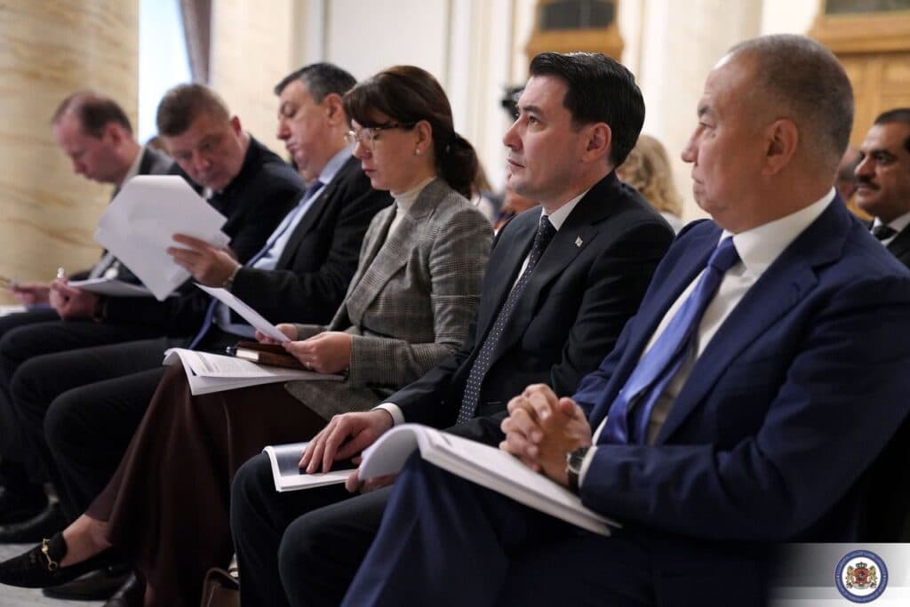 <p style="text-align: justify">საგარეო საქმეთა სამინისტრო საქართველოში აკრედიტებულ დიპლომატიურ კორპუსთან შეხვედრის შესახებ ოფიციალურ ინფორმაციას ავრცელებს.</p><p style="text-align: justify">უწყების ცნობით, საგარეო საქმეთა მინისტრის პირველმა მოადგილემ, გიორგი ზურაბაშვილმა შეხვედრაზე აღნიშნა, რომ მნიშვნელოვანია, საერთაშორისო პარტნიორები გაემიჯნონ და დაგმონ აქციის მონაწილეების ძალადობრივი ქმედებები.</p><p style="text-align: justify">"საგარეო საქმეთა სამინისტროში საქართველოში აკრედიტებული დიპლომატიური კორპუსის წარმომადგენლებთან გაიმართა შეხვედრა. საგარეო საქმეთა მინისტრის პირველმა მოადგილემ, გიორგი ზურაბაშვილმა დიპლომატიური კორპუსის წარმომადგენლებს მიაწოდა ინფორმაცია 2025 წლის ადგილობრივი თვითმმართველობის არჩევნების მიმდინარეობის, შედეგების, ასევე 4 ოქტომბერს განვითარებული მოვლენების შესახებ. </p><p style="text-align: justify">მინისტრის მოადგილის განცხადებით, 4 ოქტომბრის არჩევნებს 28 საერთაშორისო და 27 ადგილობრივი ორგანიზაცია, ასევე 73 მედიასაშუალების დაახლოებით 1 000 წარმომადგენელი აკვირდებოდა. საერთო შეფასებამ კი დაადასტურა, რომ არჩევნები ჩატარდა მშვიდობიან, გამჭვირვალე პირობებში, საარჩევნო პროცესი ადმინისტრირებული იყო პროფესიონალურად და საქართველოს მოქალაქეებს შესაძლებლობა ჰქონდათ, თავისუფლად ესარგებლათ დემოკრატიული უფლებებით. 4 ოქტომბერს განვითარებულ მოვლენებზე საუბრისას, საგარეო საქმეთა მინისტრის პირველმა მოადგილემ აღნიშნა, რომ მას შემდეგ, რაც აქცია გასცდა შეკრებისა და მანიფესტაციის კანონით დადგენილ ნორმებს, აქციის ორგანიზატორების მხრიდან გახმოვანდა ძალადობრივი შინაარსის მოწოდებები, სამართალდამცველებმა კანონმდებლობით გათვალისწინებულ ზომებს მიმართეს საზოგადოებრივი წესრიგის აღდგენის მიზნით. გიორგი ზურაბაშვილმა შეხვედრაზე 4 ოქტომბრის მოვლენების ადეკვატური შეფასების მნიშვნელობას გაუსვა ხაზი და აღნიშნა, რომ მნიშვნელოვანია, საერთაშორისო პარტნიორები გაემიჯნონ და დაგმონ აქციის მონაწილეების ძალადობრივი ქმედებები, რომლის შედეგადაც დაშავდა არაერთი სამართალდამცველი და ჟურნალისტი, დაზიანდა მუნიციპალური ინფრასტრუქტურა. საგარეო საქმეთა მინისტრის პირველმა მოადგილემ დიპლომატებს დაუდასტურა სამინისტროს ღიაობა და მზაობა, განაგრძოს თანამშრომლობა პარტნიორებთან და საქართველოში აკრედიტებულ დიპლომატიურ კორპუსთან“, – აღნიშნულია საგარეო საქმეთა სამინისტროს ოფიციალურ ინფორმაციაში.</p>