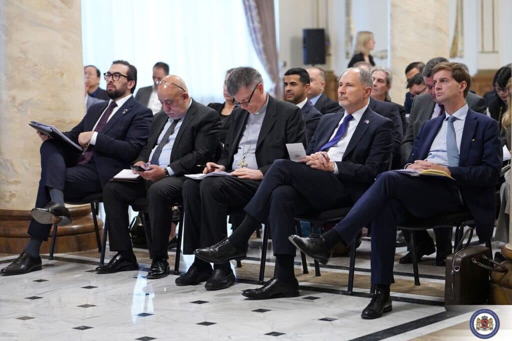 <p style="text-align: justify">საგარეო საქმეთა სამინისტრო საქართველოში აკრედიტებულ დიპლომატიურ კორპუსთან შეხვედრის შესახებ ოფიციალურ ინფორმაციას ავრცელებს.</p><p style="text-align: justify">უწყების ცნობით, საგარეო საქმეთა მინისტრის პირველმა მოადგილემ, გიორგი ზურაბაშვილმა შეხვედრაზე აღნიშნა, რომ მნიშვნელოვანია, საერთაშორისო პარტნიორები გაემიჯნონ და დაგმონ აქციის მონაწილეების ძალადობრივი ქმედებები.</p><p style="text-align: justify">"საგარეო საქმეთა სამინისტროში საქართველოში აკრედიტებული დიპლომატიური კორპუსის წარმომადგენლებთან გაიმართა შეხვედრა. საგარეო საქმეთა მინისტრის პირველმა მოადგილემ, გიორგი ზურაბაშვილმა დიპლომატიური კორპუსის წარმომადგენლებს მიაწოდა ინფორმაცია 2025 წლის ადგილობრივი თვითმმართველობის არჩევნების მიმდინარეობის, შედეგების, ასევე 4 ოქტომბერს განვითარებული მოვლენების შესახებ. </p><p style="text-align: justify">მინისტრის მოადგილის განცხადებით, 4 ოქტომბრის არჩევნებს 28 საერთაშორისო და 27 ადგილობრივი ორგანიზაცია, ასევე 73 მედიასაშუალების დაახლოებით 1 000 წარმომადგენელი აკვირდებოდა. საერთო შეფასებამ კი დაადასტურა, რომ არჩევნები ჩატარდა მშვიდობიან, გამჭვირვალე პირობებში, საარჩევნო პროცესი ადმინისტრირებული იყო პროფესიონალურად და საქართველოს მოქალაქეებს შესაძლებლობა ჰქონდათ, თავისუფლად ესარგებლათ დემოკრატიული უფლებებით. 4 ოქტომბერს განვითარებულ მოვლენებზე საუბრისას, საგარეო საქმეთა მინისტრის პირველმა მოადგილემ აღნიშნა, რომ მას შემდეგ, რაც აქცია გასცდა შეკრებისა და მანიფესტაციის კანონით დადგენილ ნორმებს, აქციის ორგანიზატორების მხრიდან გახმოვანდა ძალადობრივი შინაარსის მოწოდებები, სამართალდამცველებმა კანონმდებლობით გათვალისწინებულ ზომებს მიმართეს საზოგადოებრივი წესრიგის აღდგენის მიზნით. გიორგი ზურაბაშვილმა შეხვედრაზე 4 ოქტომბრის მოვლენების ადეკვატური შეფასების მნიშვნელობას გაუსვა ხაზი და აღნიშნა, რომ მნიშვნელოვანია, საერთაშორისო პარტნიორები გაემიჯნონ და დაგმონ აქციის მონაწილეების ძალადობრივი ქმედებები, რომლის შედეგადაც დაშავდა არაერთი სამართალდამცველი და ჟურნალისტი, დაზიანდა მუნიციპალური ინფრასტრუქტურა. საგარეო საქმეთა მინისტრის პირველმა მოადგილემ დიპლომატებს დაუდასტურა სამინისტროს ღიაობა და მზაობა, განაგრძოს თანამშრომლობა პარტნიორებთან და საქართველოში აკრედიტებულ დიპლომატიურ კორპუსთან“, – აღნიშნულია საგარეო საქმეთა სამინისტროს ოფიციალურ ინფორმაციაში.</p>