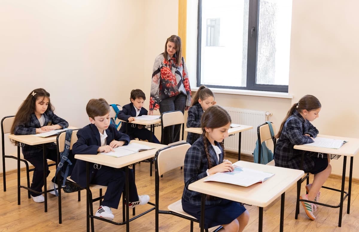 <p style="text-align: justify">2026–2027 სასწავლო წლისთვის საჯარო სკოლების დაწყებითი საფეხურის მოსწავლეებისთვის სასკოლო ფორმებს განათლების, მეცნიერებისა და ახალგაზრდობის სამინისტროს შპს „საგანმანათლებლო რესურსები“ კომპანია შპს "გლორი ტექსტილი ინდასტრისგან“ შეიძენს.</p><p style="text-align: justify">კომპანიასთან გაფორმებული ხელშეკრულება 1 801 000 ერთეული სასკოლო ფორმის შეკერვას ითვალისწინებს.</p><p style="text-align: justify">კომპანია „გლორი ტექსტილი ინდასტრის“ სამკერვალო ჩინეთის სახალხო რესპუბლიკაშია განთავსებული.</p><p style="text-align: justify">განათლების სამინისტროს ინფორმაციით, სკოლებისთვის ფორმების მიწოდების პროცესი სამ ეტაპად განხორციელდება და ყველა ეტაპი კანონმდებლობის მოთხოვნების სრული დაცვითა და გამჭვირვალობის პრინციპების შესაბამისად წარიმართება.</p><p style="text-align: justify">2026-2027 სასწავლო წლიდან დაწყებითი საფეხურის მოსწავლეებისთვის სასკოლო ფორმის ტარება სავალდებულო ხდება, რაც ხელს შეუწყობს სკოლებში უფრო თანასწორი, ჯანსაღი და ორგანიზებული სასწავლო გარემოს შექმნას, ასევე, მოსწავლეებს შორის სოციალური განსხვავებების შემცირებას.</p><p style="text-align: justify">ახალი სასწავლო წლისთვის სასკოლო ფორმების დროულად უზრუნველყოფის მიზნით, საქართველოს მთავრობის განკარგულებით, შპს „საგანმანათლებლო რესურსებს“ სასკოლო ფორმების გამარტივებული წესით შესყიდვის უფლებამოსილება მიენიჭა.</p>