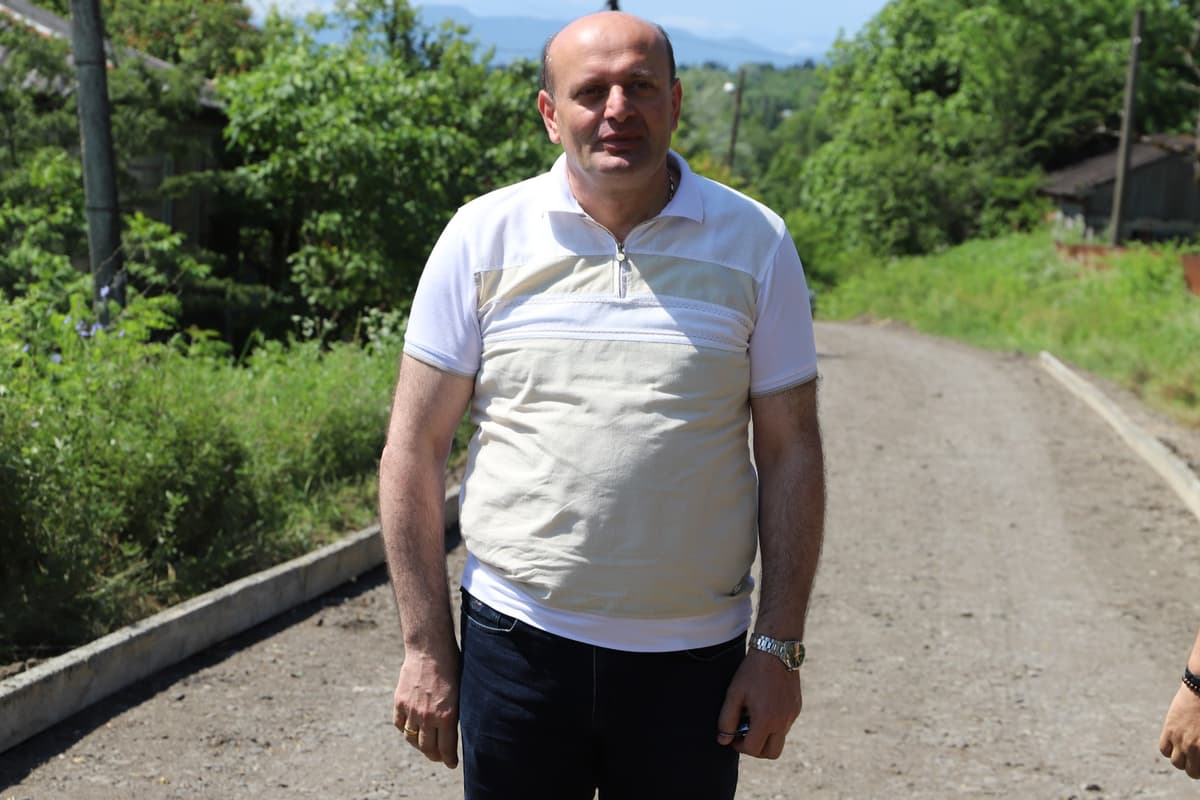 <p style="text-align: justify">თერჯოლის მუნიციპალიტეტის მერმა მანუჩარ რობაქიძემ, საკრებულოს თავმჯდომარე სოსო ჩაფიჩაძესთან და ადგილობრივი თვითმმართველობის წარმომადგენლებთან ერთად, სოფელ მეტლახში მიმდინარე საგზაო ინფრასტრუქტურული სამუშაოები დაათვალიერა და ადგილობრივ მოსახლეობას გაესაუბრა.</p><p style="text-align: justify">ორი სოფლის ქვედა ალისუბანი-მეტლახის დამაკაშირებელი გზის პროექტის ფარგლებში, არმირებული ბეტონის საფარით რეაბილიტაცია ჩაუტარდა 1,2 კმ გზას. ხელშეკრულების ღირებულება შეადგენს 395 976 ლარს. პროექტი გარდამავალია და სამუშაოები დასრულდება 2026 წელს.</p><p style="text-align: justify">საგზაო პროექტი რეგიონული განვითარების ფონდიდან ადგილობრივი ბიუჯეტის თანადაფინანსებით ხორციელდება.</p><p style="text-align: justify">მოწესრიგებული გზის საფარით 2000-მდე ადგილობრივი მოსახლე ისარგებლებს.</p>