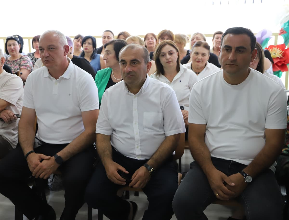 <p style="text-align: justify">თერჯოლის მერი მანუჩარ რობაქიძე, საქართველოს ინტელექტუალური საკუთრების ეროვნული ცენტრის "საქპატენტის" თავმჯდომარე სოსო გიორგაძე, საკრებულოს თავმჯდომარე სოსო ჩაფიჩაძე, ადგილობრივი თვითმმართველობის წარმომადგენლებთან ერთად, თერჯოლის სკოლამდელი აღზრდის მუნიციპალური ცენტრის დირექტორს მაია თორთლაძეს და საბავშვო ბაღების წარმომადგენლებს შეხვდნენ.</p><p style="text-align: justify">შეხვედრაზე, განსაკუთრებული ყურადღება დაეთმო სკოლამდელი განათლების ხელშეწყობასა და საგანმანათლებლო რესურსების ხელმისაწვდომობის გაზრდას. ამ მიზნით, თერჯოლის საბავშვო ბაღებს გადაეცა საქპატენტის პოლიგრაფიულ ბაზაზე დაბეჭდილი მასალები, მათ შორის 2-დან 6 წლამდე ასაკის ბავშვებისთვის განკუთვნილი კურიკულუმის მეთოდური სახელმძღვანელოს 100 ეგზემპლარი და ინტელექტუალური საკუთრების საკითხებზე შექმნილი საბავშვო ზღაპრები.</p><p style="text-align: justify">სახელმძღვანელოები დაეხმარება, როგორც პედაგოგებს, ისე აღმზრდელებს სასწავლო პროცესის უფრო ეფექტიანად წარმართვაში და სკოლამდელი განათლების პროგრამით გათვალისწინებული მიზნების მიღწევაში. რესურსები ხელს შეუწყობს ბავშვების შემეცნებითი, შემოქმედებითი და სოციალური უნარების განვითარებას, ასევე მათში დამოუკიდებელი და კრიტიკული აზროვნების ჩამოყალიბებას.</p><p style="text-align: justify">შეხვედრის &nbsp;ფარგლებში, ხელმძღვანელმა პირებმა &nbsp;# 3 საბავშვო ბაღის აღსაზრდელთა ჯგუფები დაათვალიერეს და მათ მიერ წარმოდგენილი მუსიკალური ნომრებიც მოისმინეს.</p>